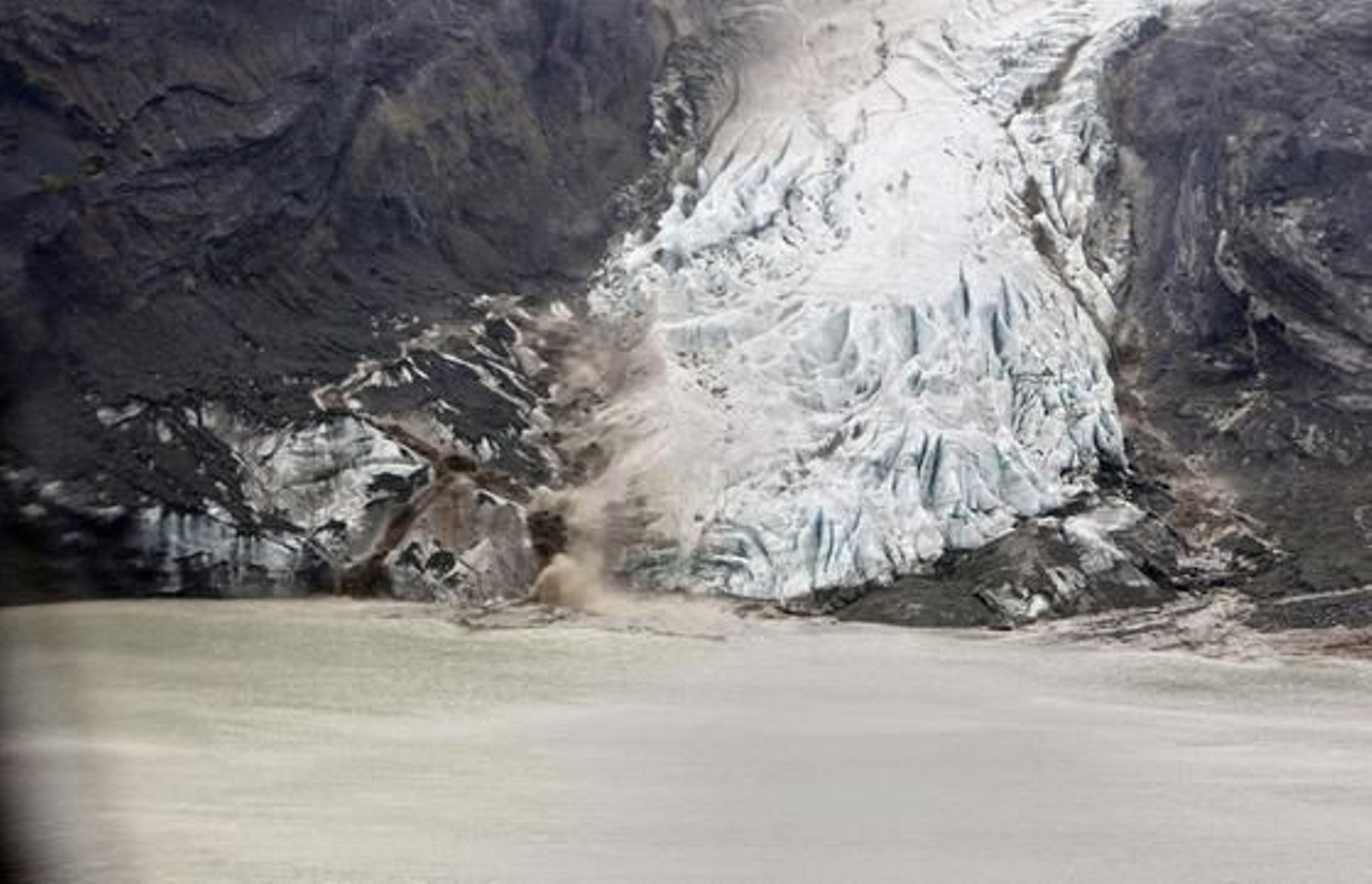 La abundante ceniza expulsada por el volcán ha obligado a reordenar el tráfico aéreo del norte de Europa. 

Foto: Agencias