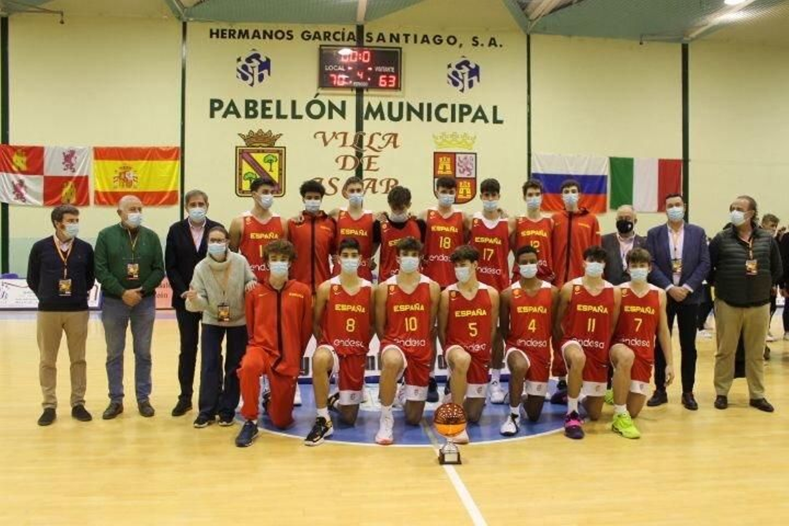 Mario Saint-Supery, en el centro con el dorsal 5.