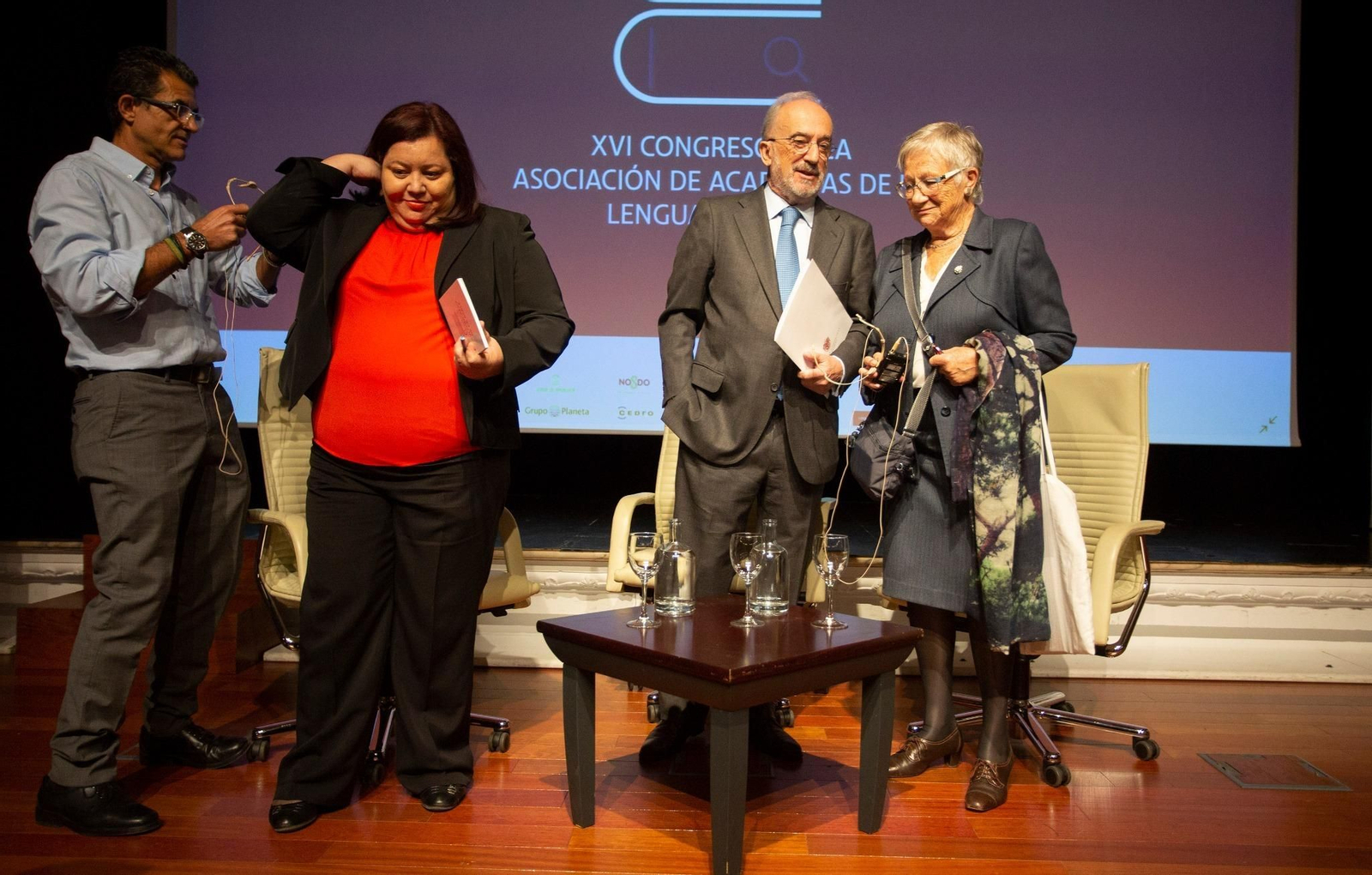 Santiago Muñoz Machado, director de la RAE, junto a Paz Battaner, directora del Diccionario de la Lengua Española, y Raquel Montenegro, directora de la Academia Guatemalteca de la Lengua.