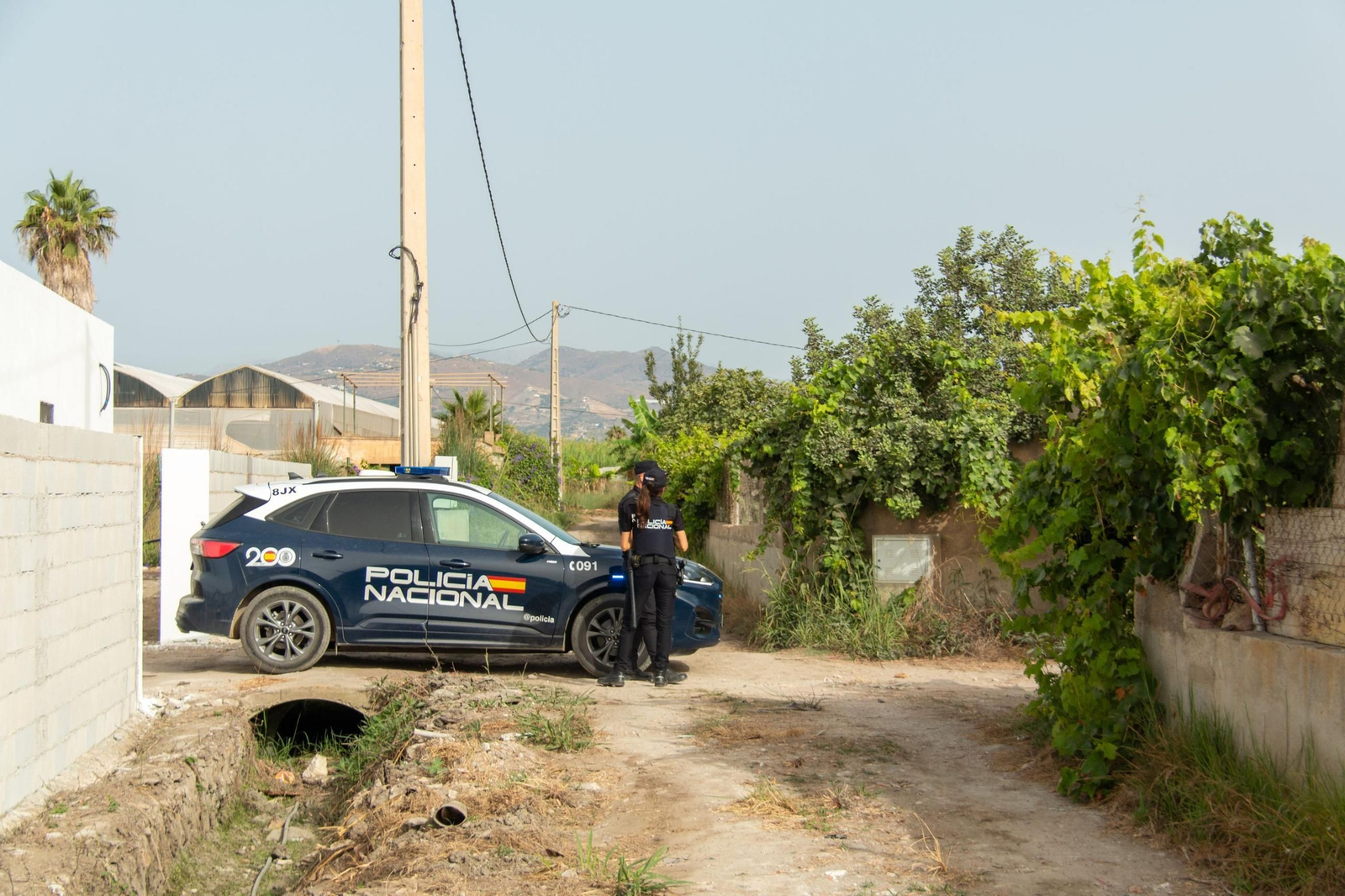 Dos policías en las inmediaciones del cortijo donde fue hallada la víctima