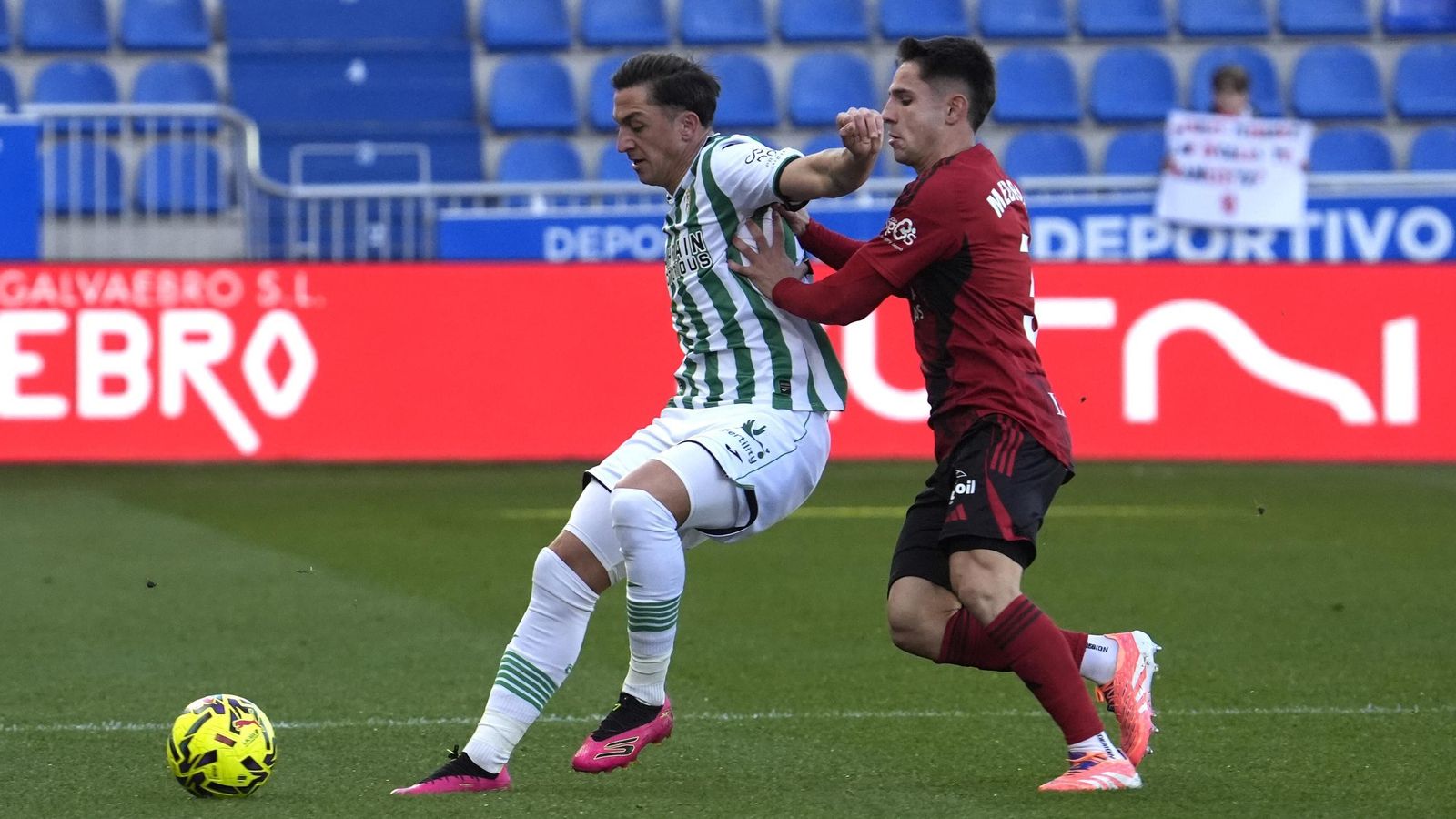 Carracedo recibe el balón con la presión de Fer Medrano, en la primera parte del Mirandés - Córdoba CF.