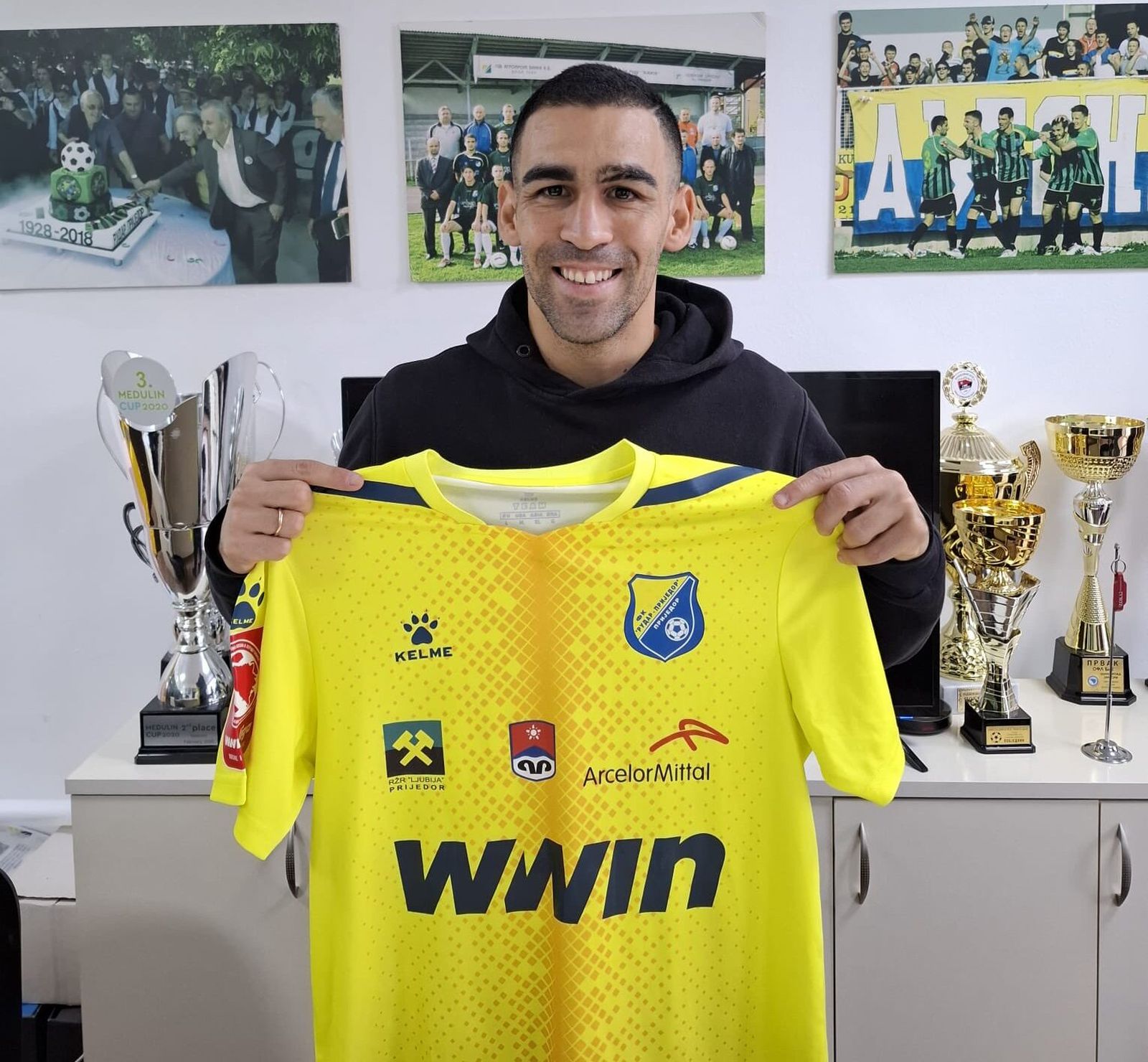 El delantero almeriense posa con la camiseta de su nuevo equipo después de firmar su nuevo contrato.