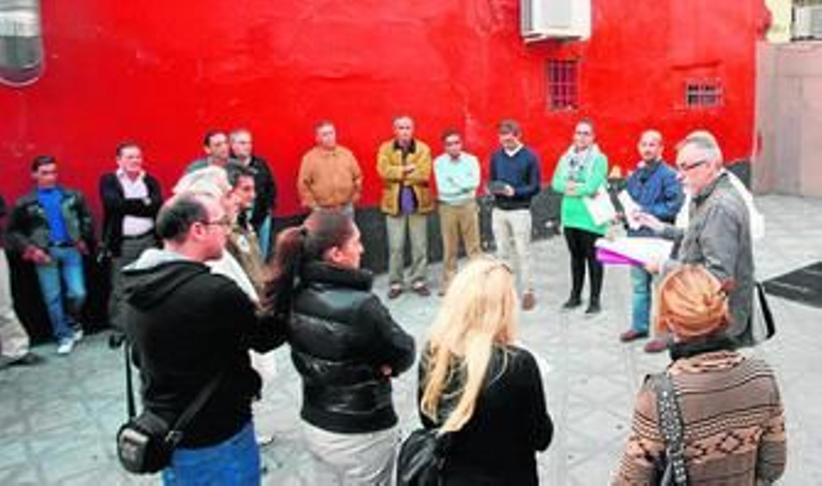 Imagen de la asamblea extraordinaria de Podemos en La Línea celebrada ayer.