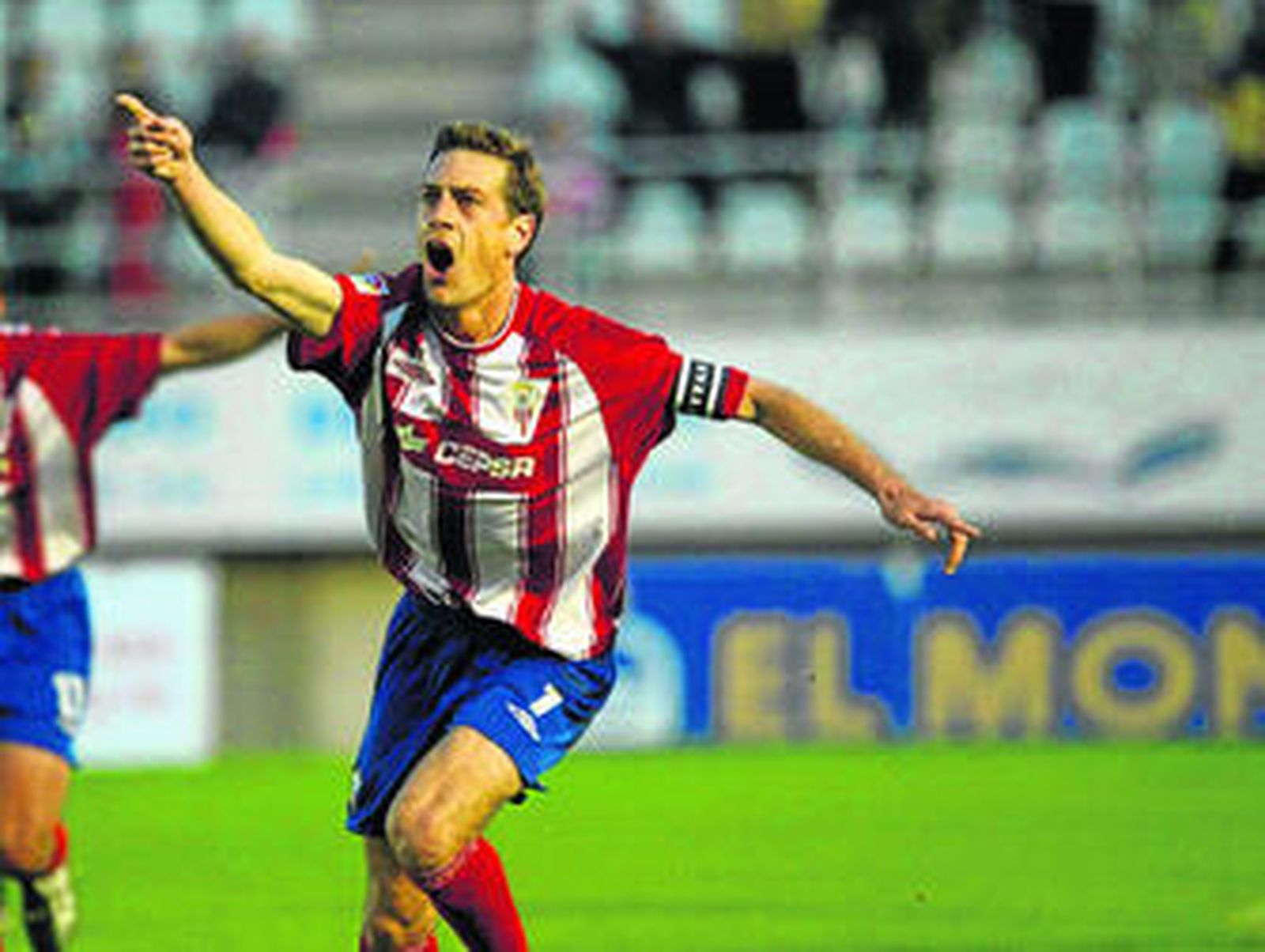 Aitor Santos celebra uno de los dos goles que le hizo al Tomelloso en enero de 2005.