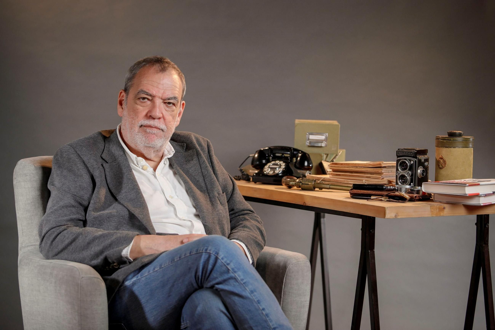 Jorge Díaz Cortés (Alicante, 1962), con un ejemplar de ‘El espía’.