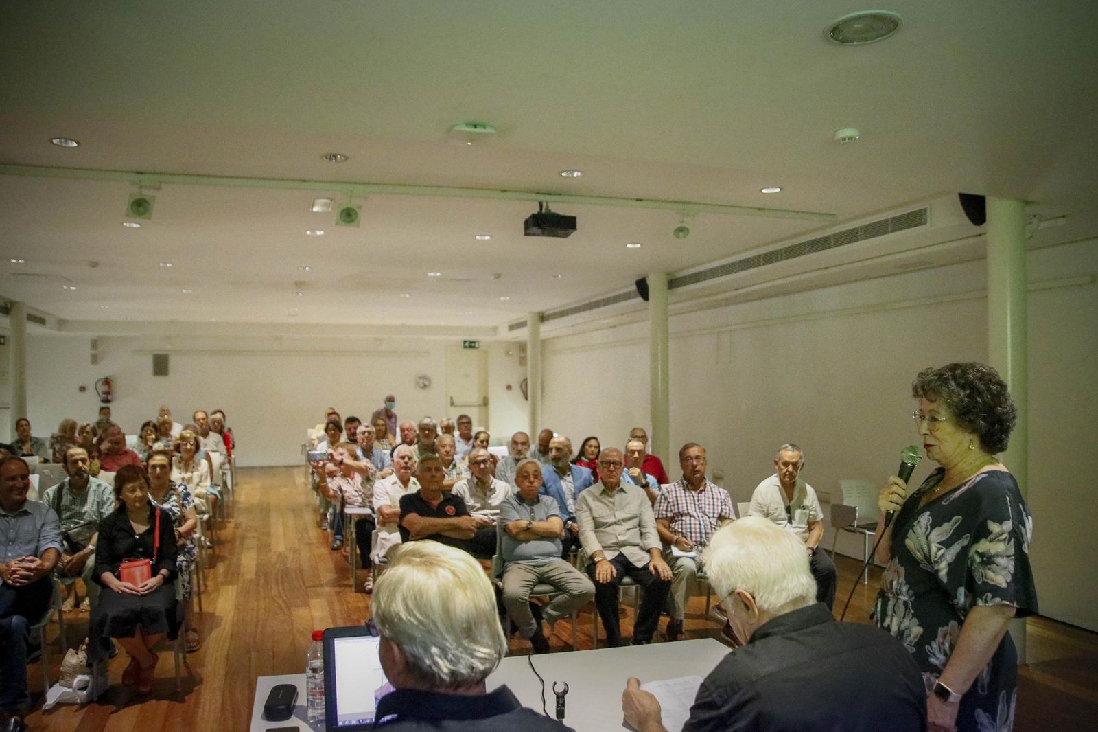 Las imágenes de la conferencia dentro de la "Semana Cultural Puerta Europa" de Ginés Valera en Almería