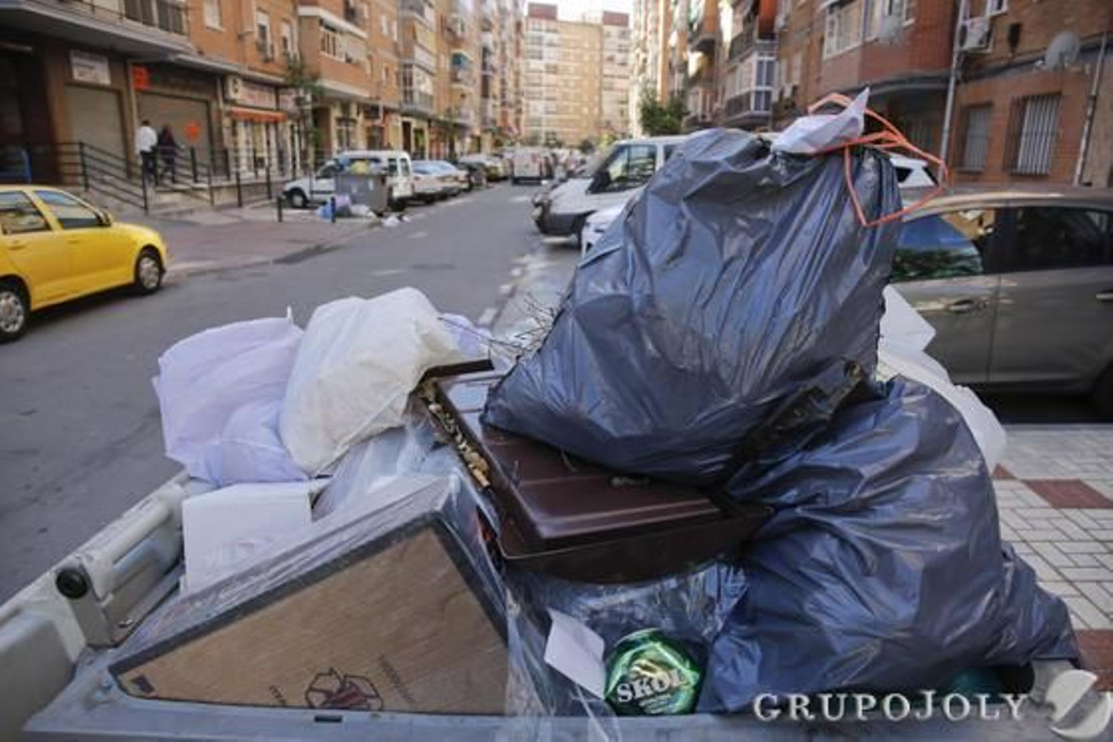 Imágenes de la huelga de basura de Limasa en diferentes distritos