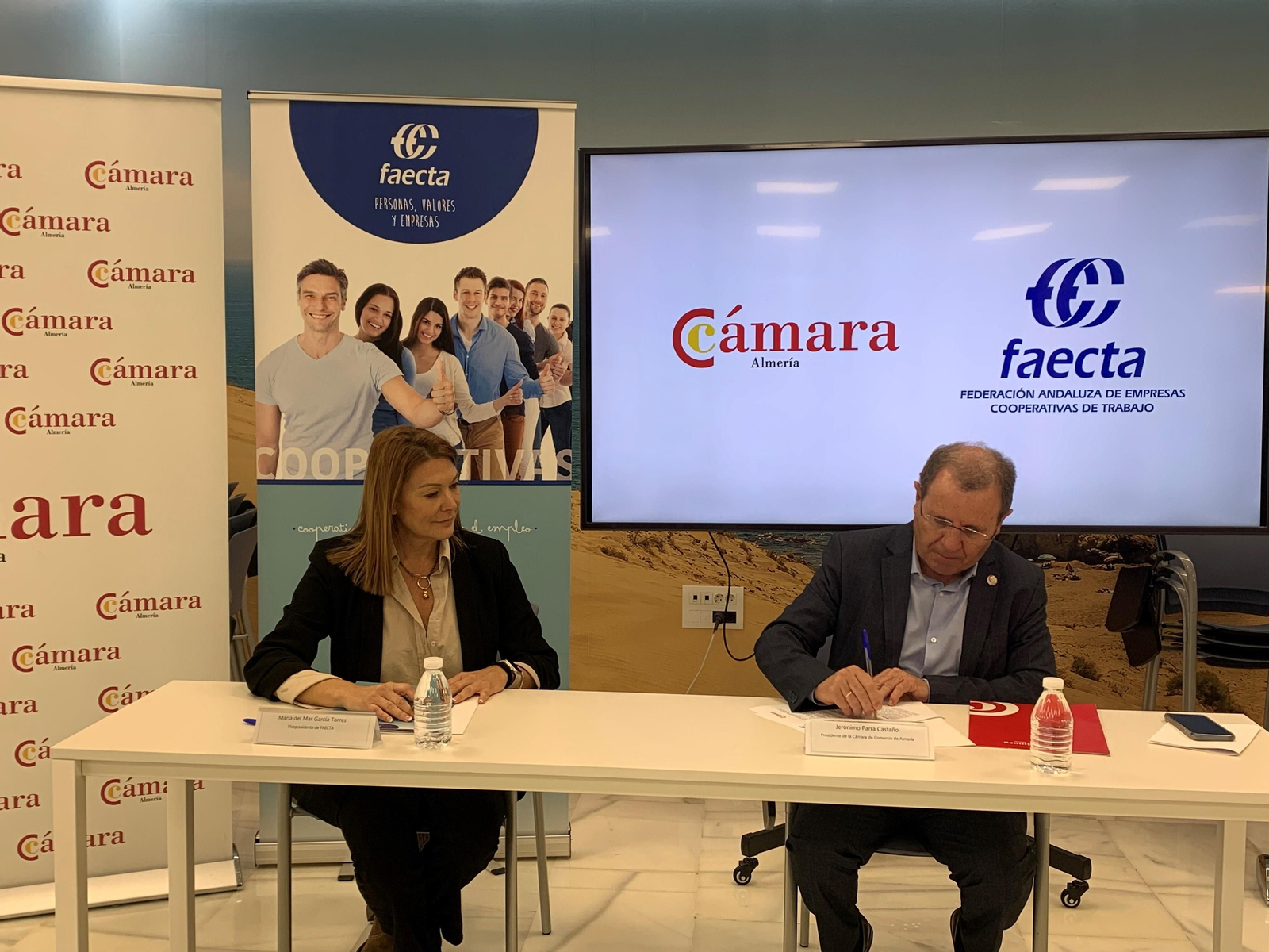 Firma del convenio entre la Cámara y FAECTA