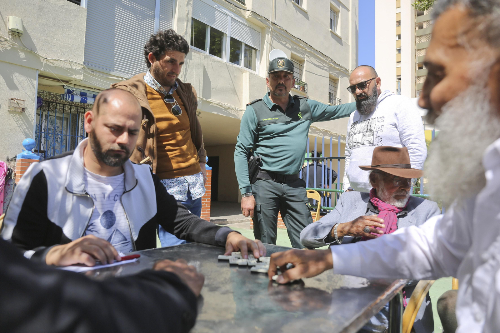 Las fotos del guardia civil gitano recorriendo La Palmilla