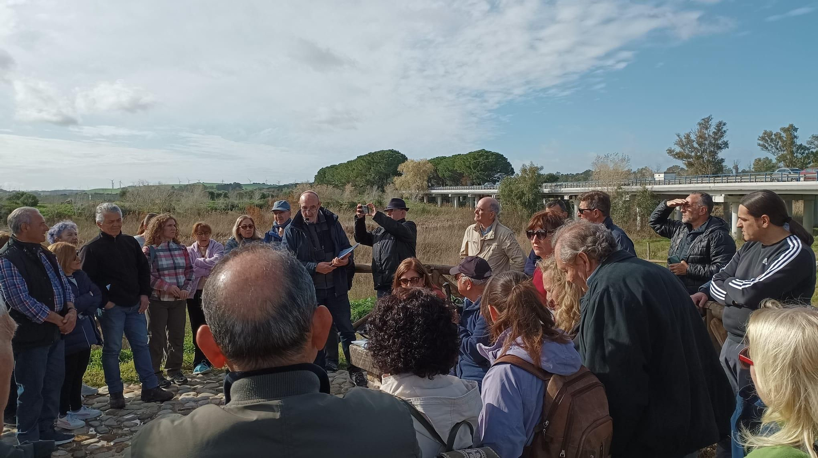 Multitudinaria visita guiada al puente de Cartuja en Jerez