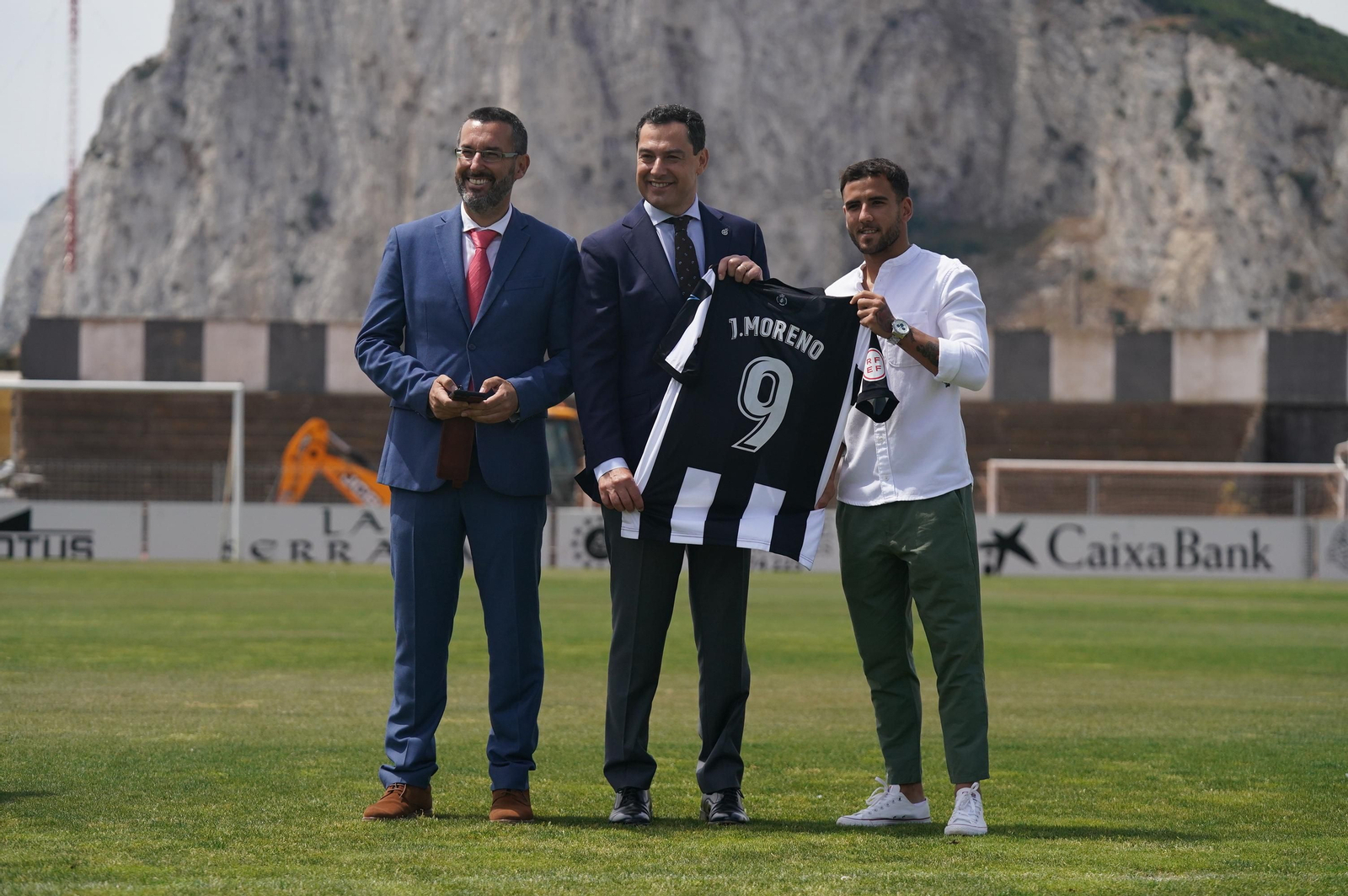 El jugador linense Loren entrega una camiseta con su nombre al presidente de la Junta