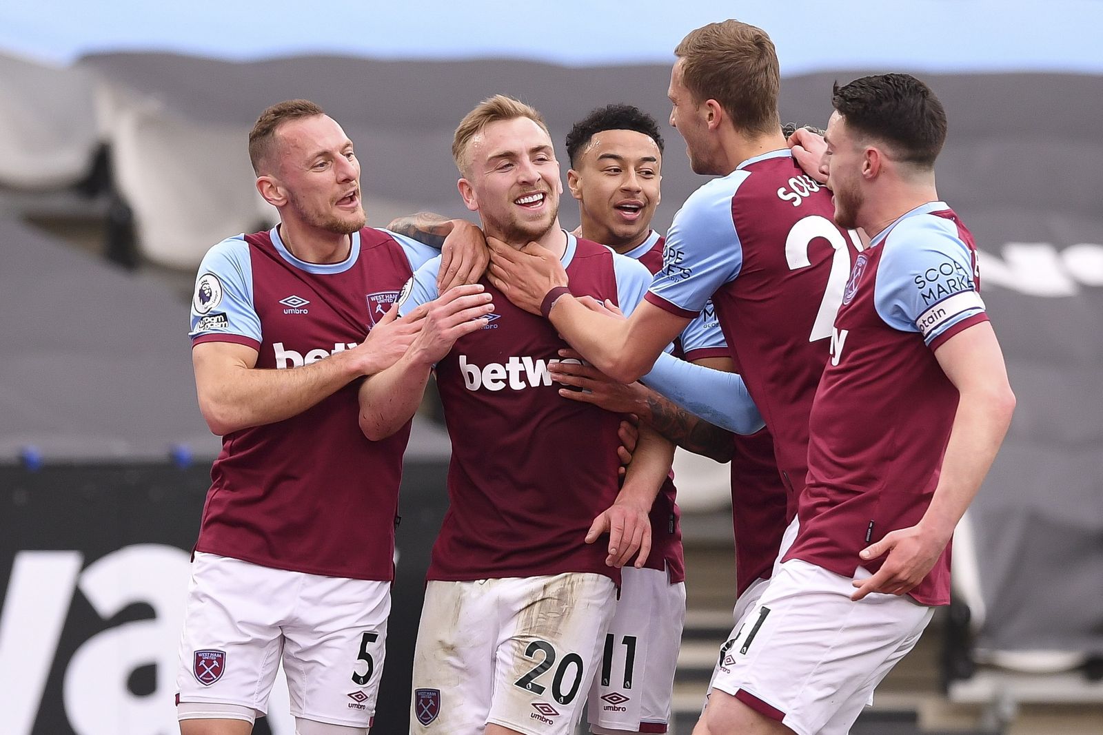 Jarrod Bowen es felicitado por sus compañeros tras marcar con el West Ham.
