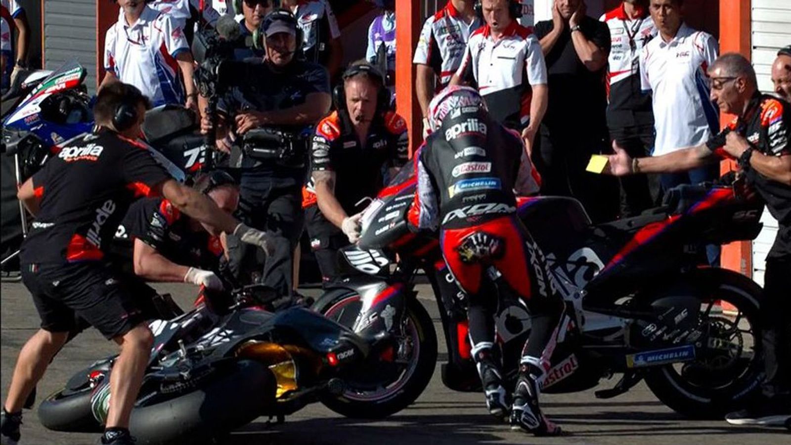 Aleix Espargaró, en el momento de cambiar de moto en una imagen fiel reflejo de lo que ha sido su fin de semana.