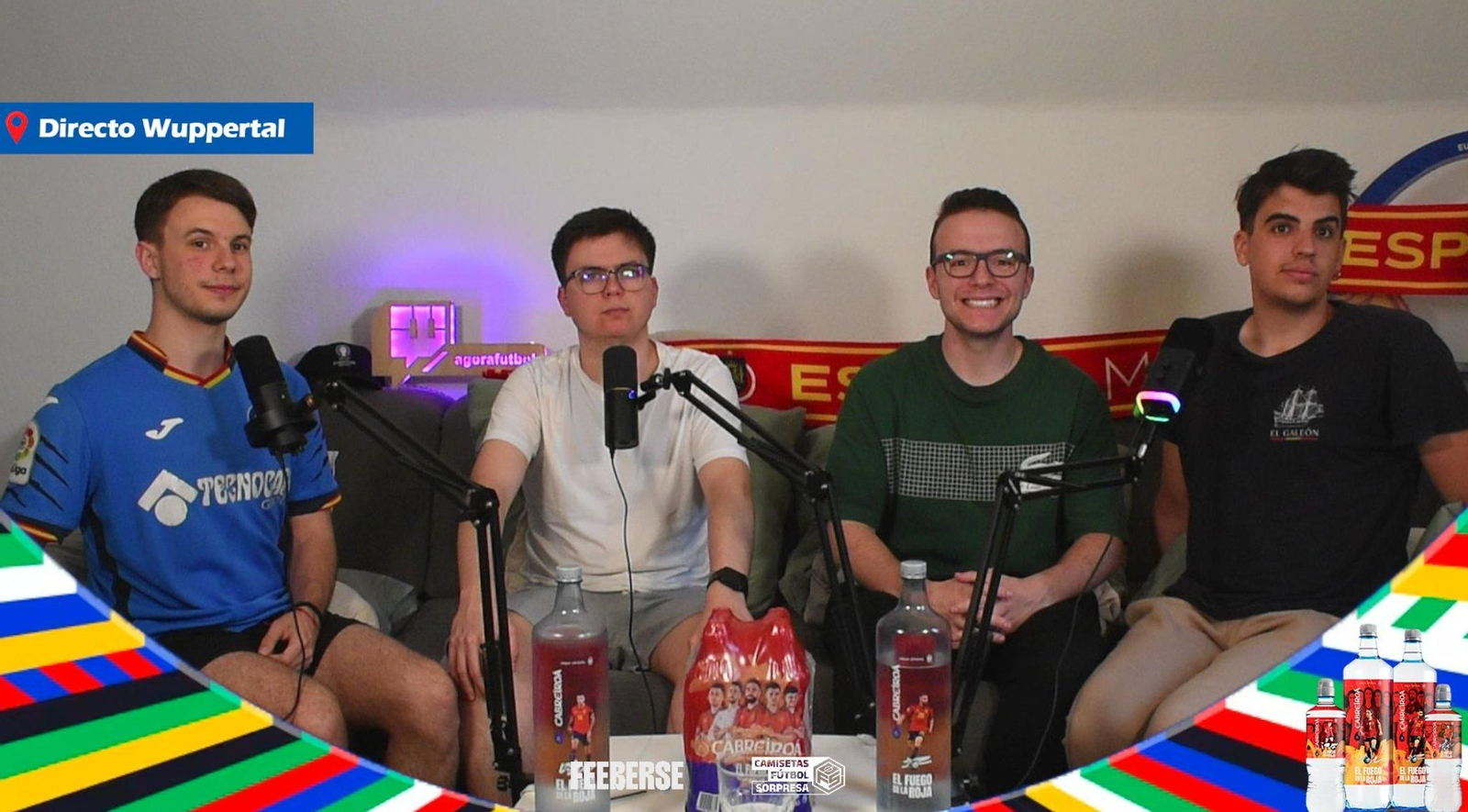 Roque Oller (de blanco) junto a sus compañeros durante uno de sus directos desde Alemania