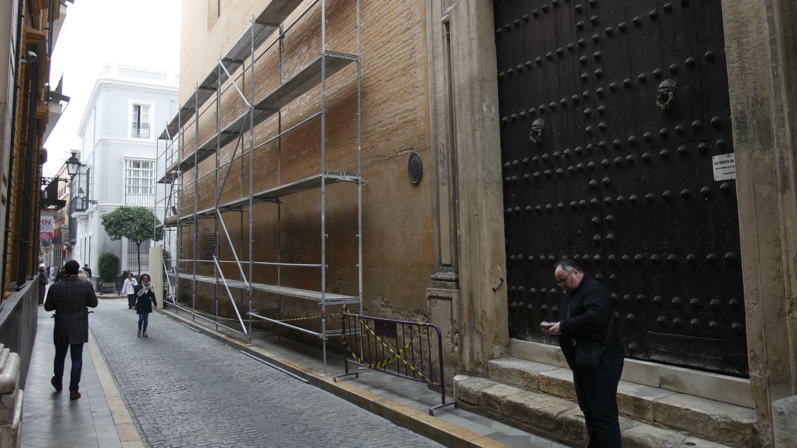Los andamios en la fachada del convento de la calle San José.