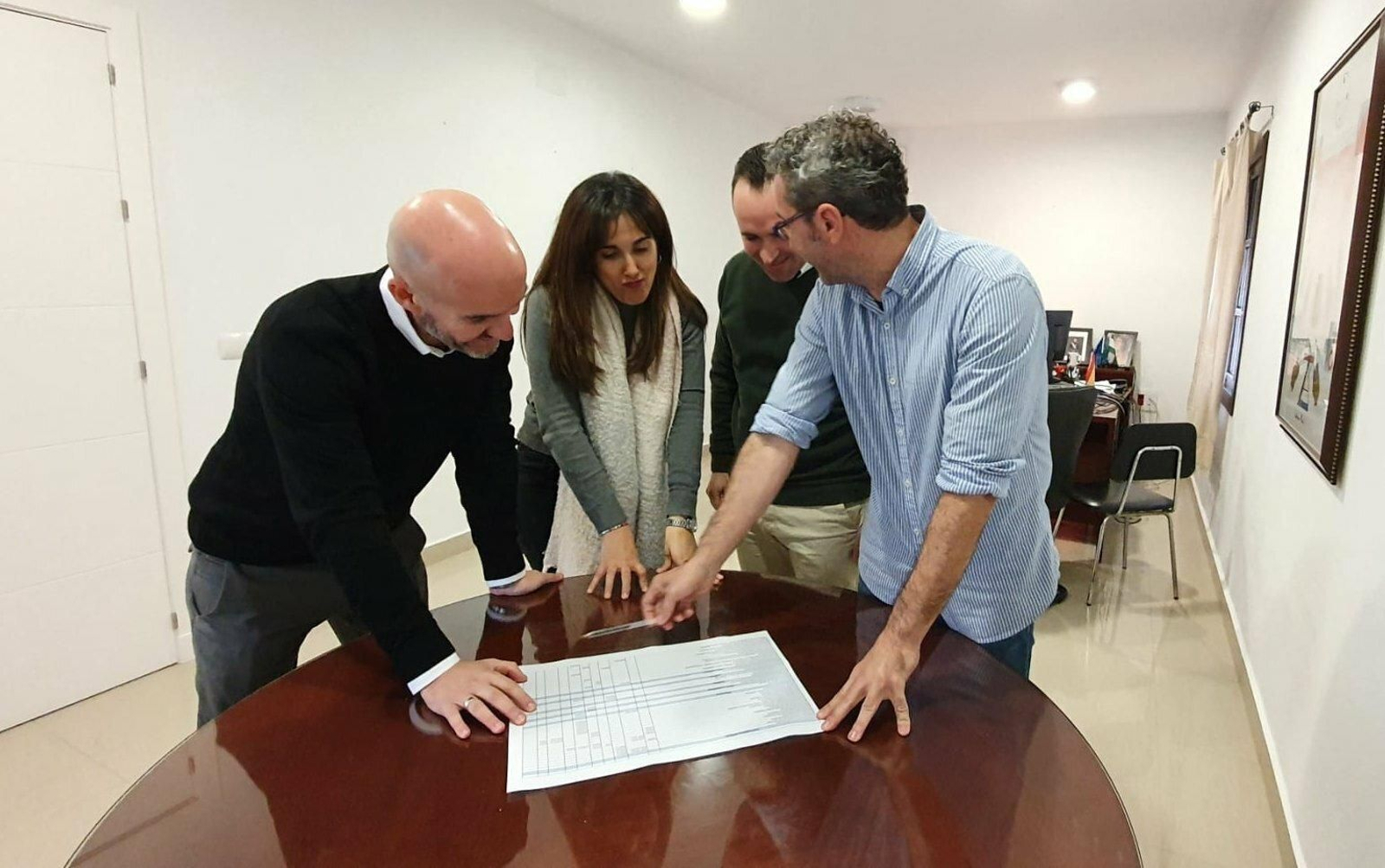 El alcalde, con técnicos, en una reunión de trabajo