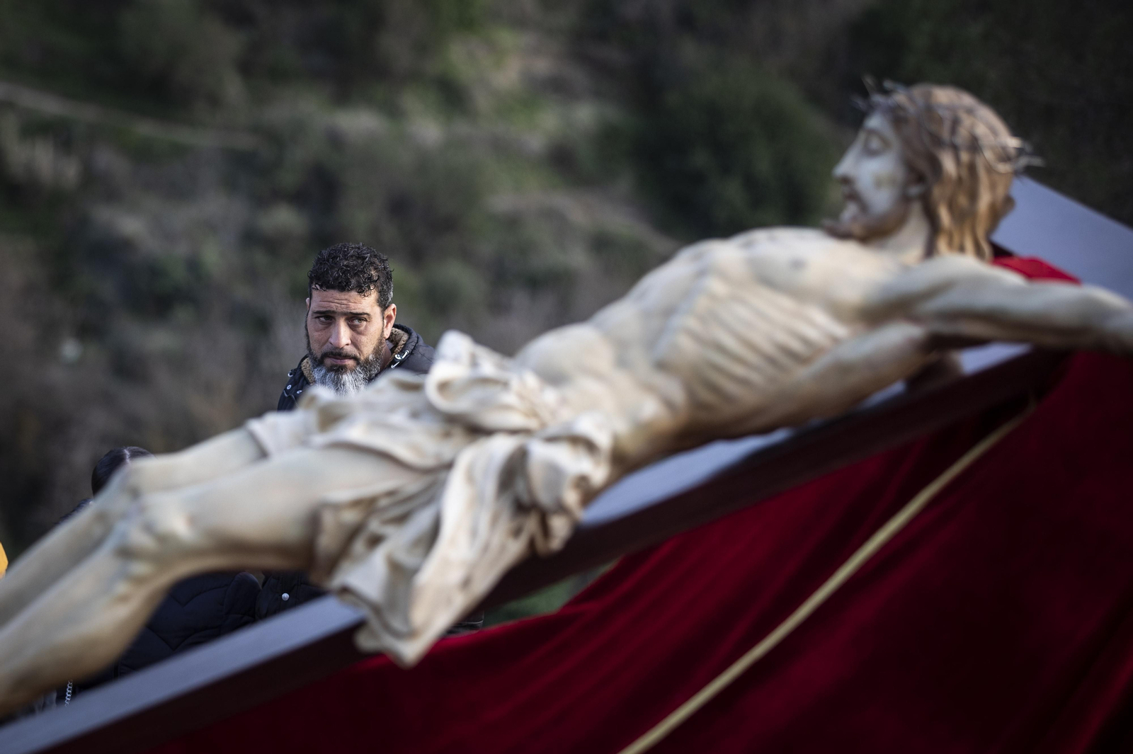 El vía crucis con el el Cristo de los Gitanos, en imágenes