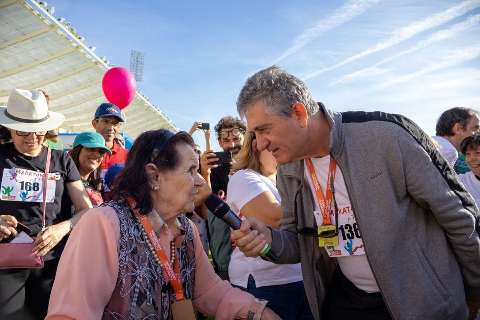 Guillermo Fesser entrevista a Cándida Villar tras cubrir la maratón