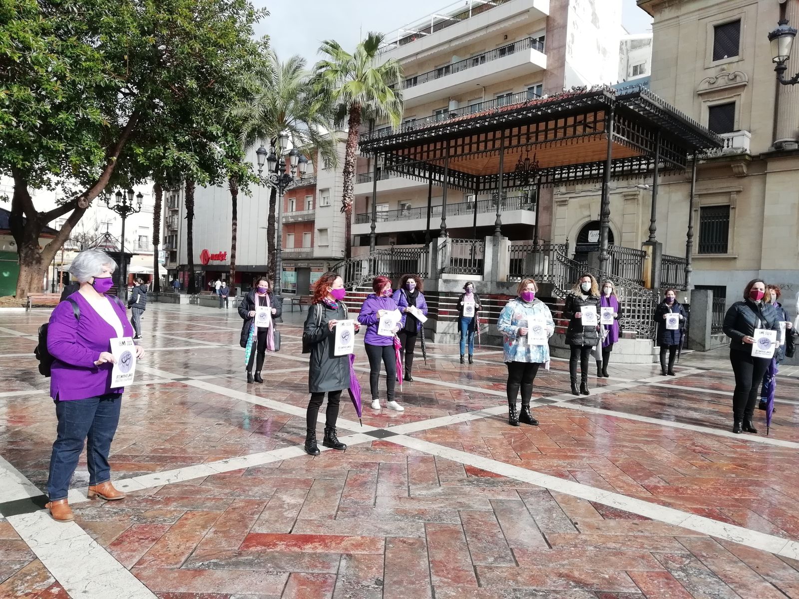 Integrantes del Movimiento Feminista de Huelva en la Plaza de las Monjas.