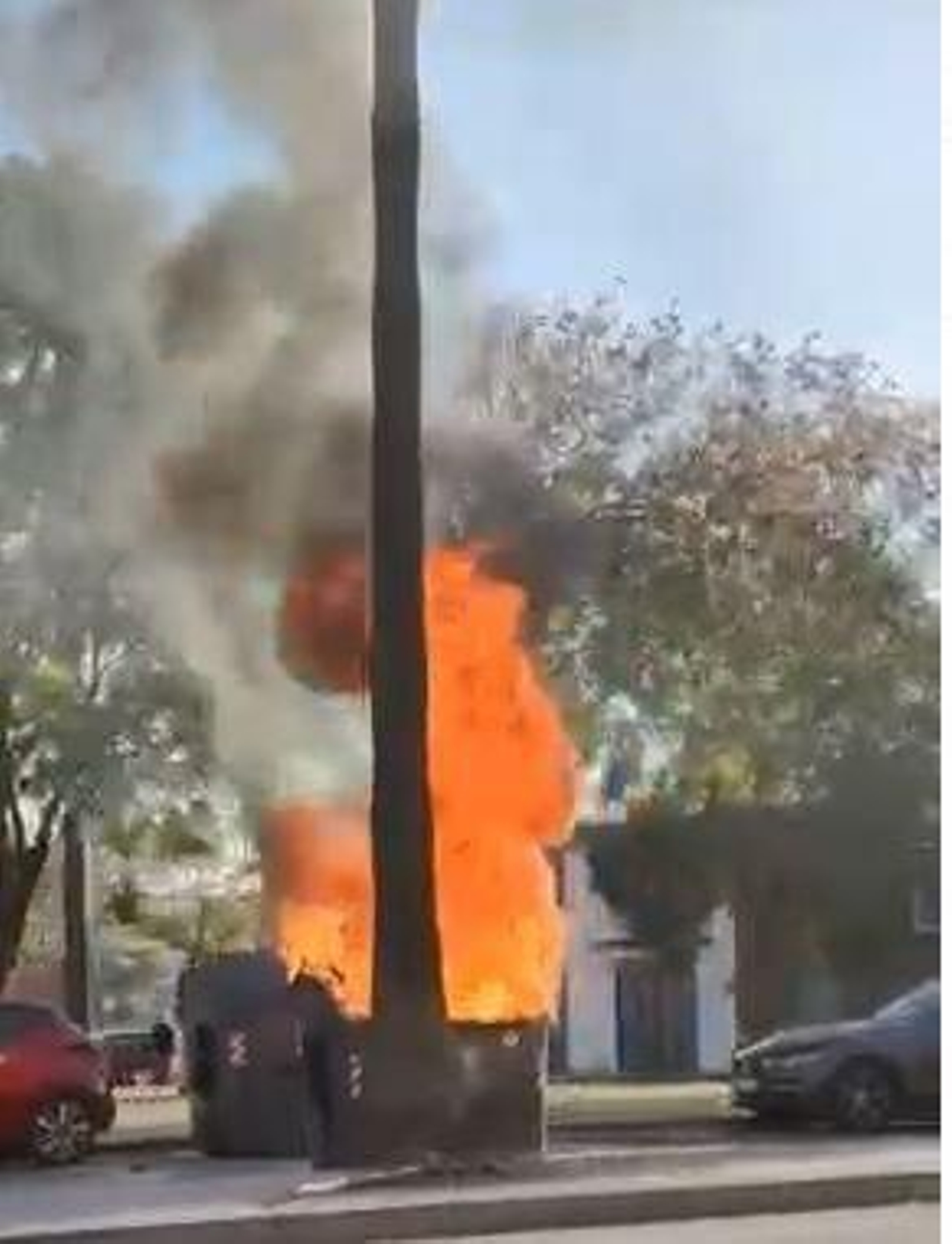 Contenedor ardiendo este jueves en la avenida de Arcos.