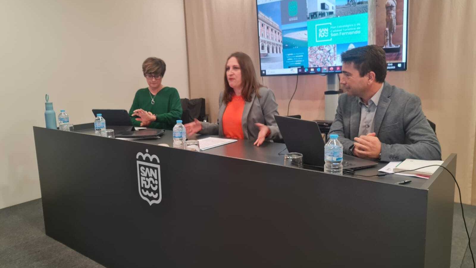 La concejala de Turismo, Regla Moreno, en la reunión mantenida para dar forma al plan estratégico de Turismo.