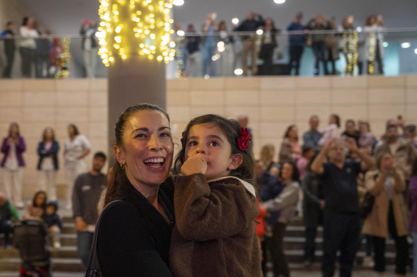 El encendido del alumbrado navideño del Hospital Universitario Torrecárdenas, en imágenes