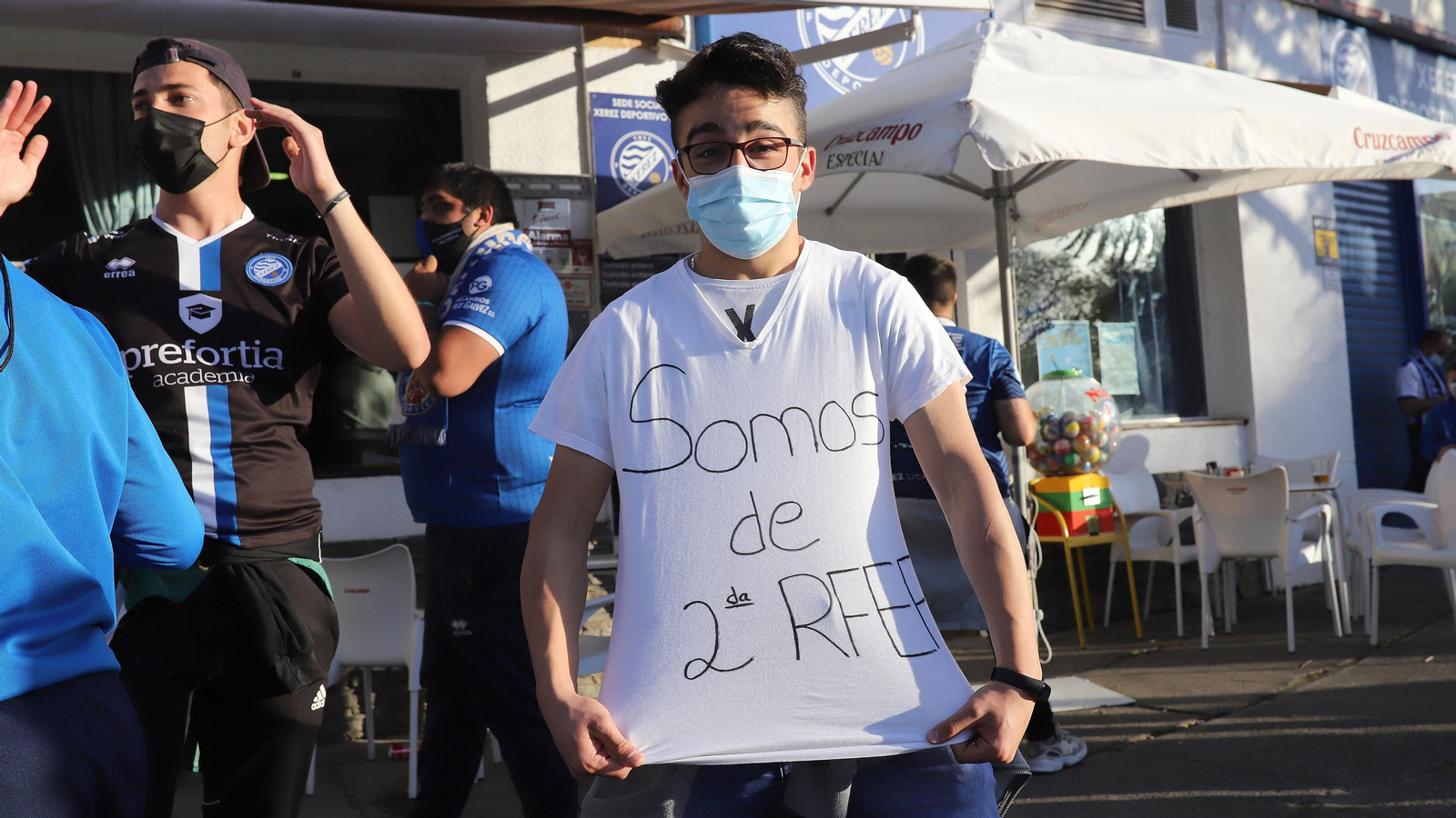 Un aficionado muestra una camiseta 'improvisada' con el lema 'Somos de 2ª RFEF'.