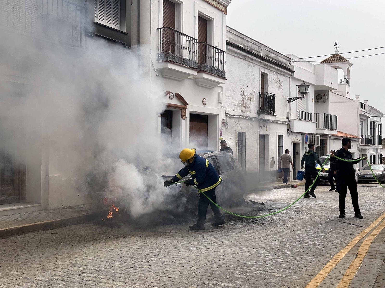 Alarma vecinal en Cartaya por el incendio de un coche: así han sofocado las llamas Policía Local, Guardia Civil y Bomberos