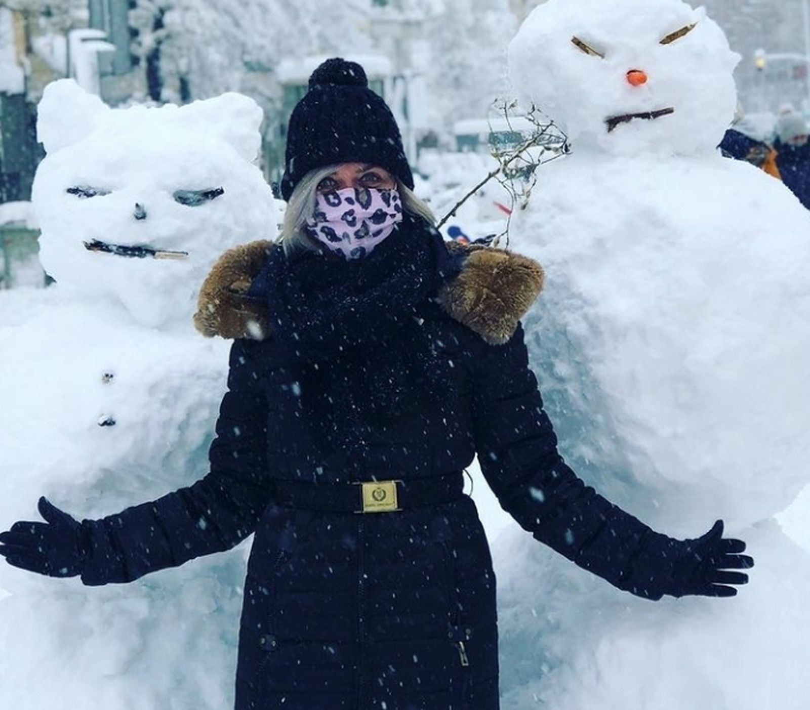 La actriz Eva Isanta entre muñecos de nieve
