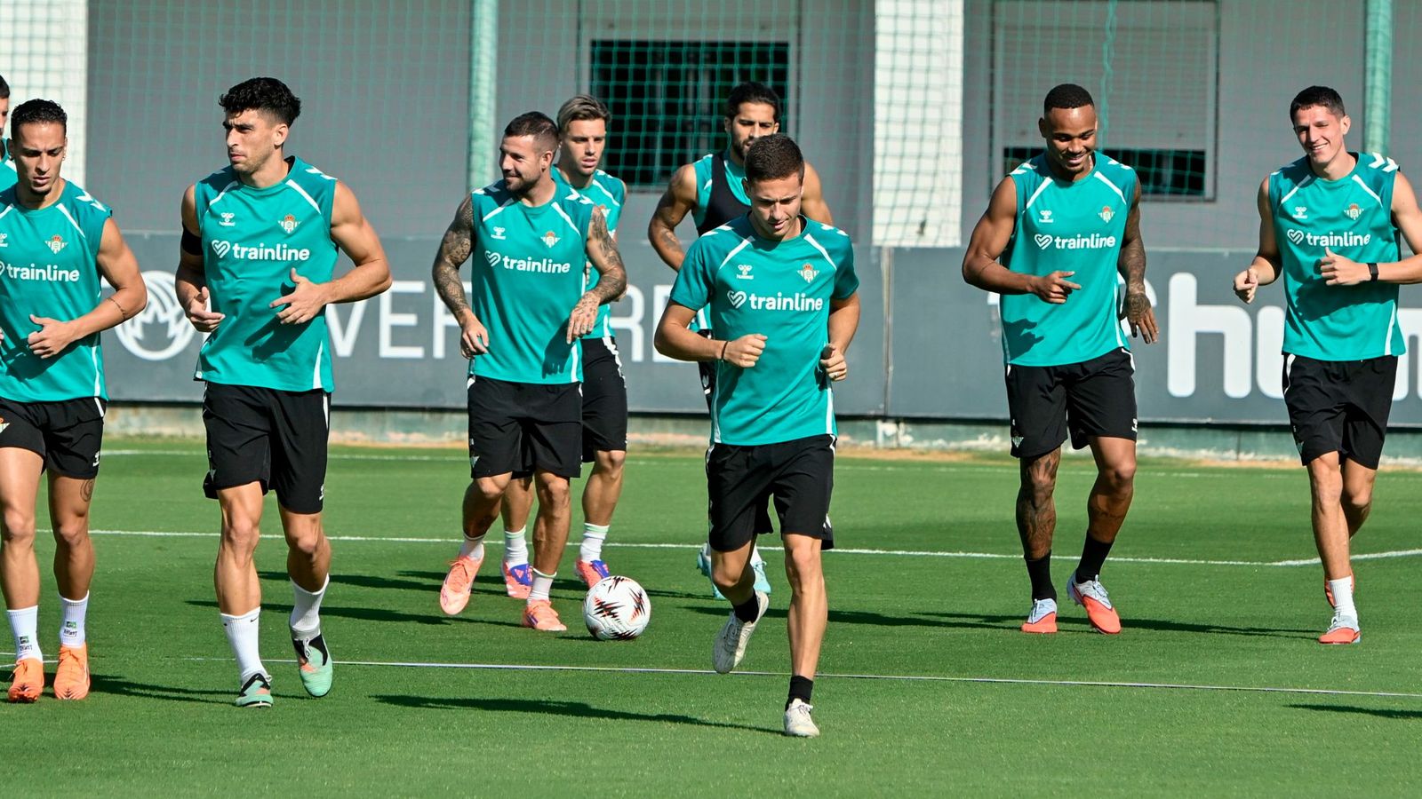Los  jugadores del Betis se ejercitan en la Ciudad Deportiva Luis del Sol en el entrenamiento previo a viajar a Bulgaria.