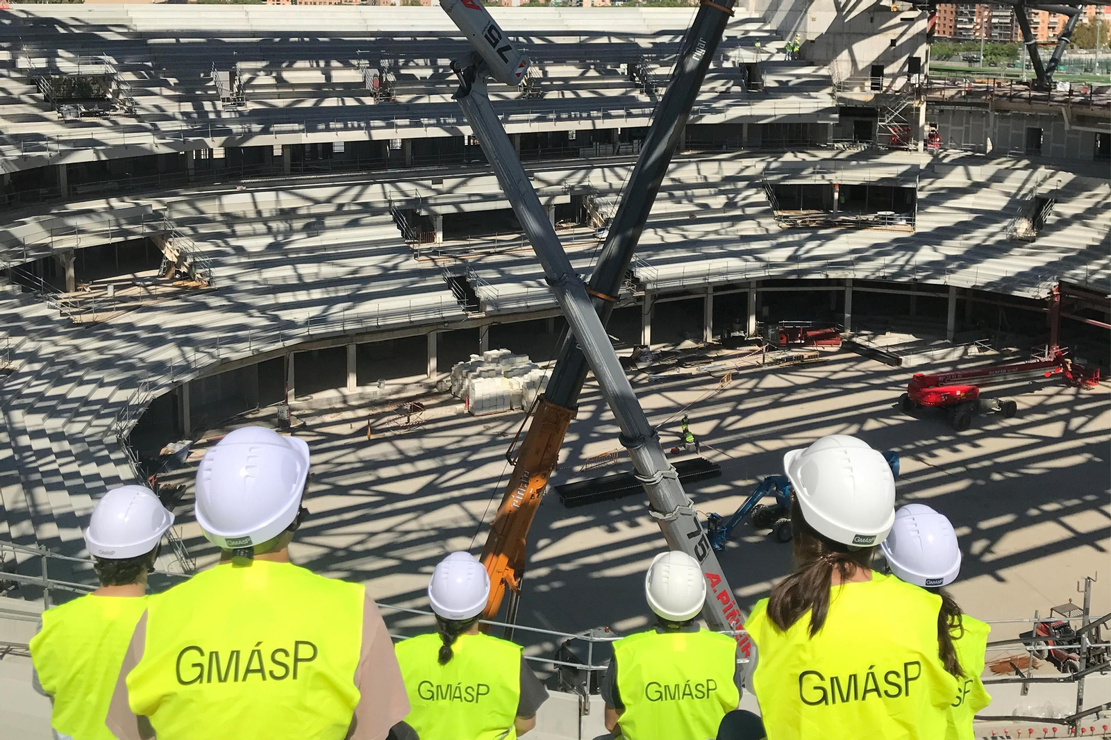 Profesionales de GmásP observan la construcción del Roig Arena de Valencia.