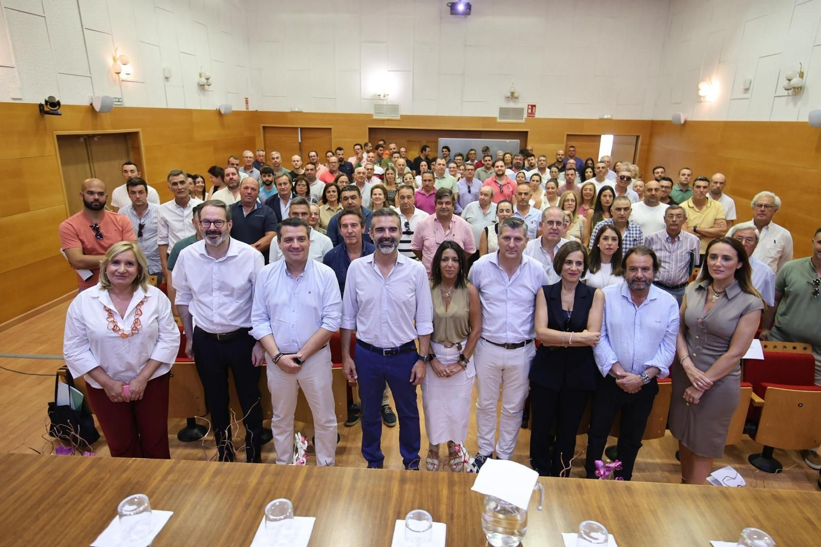 El consejero de Agricultura Ramón Fernández-Pacheco preside el acto de entrega de las ayudas en Córdoba.