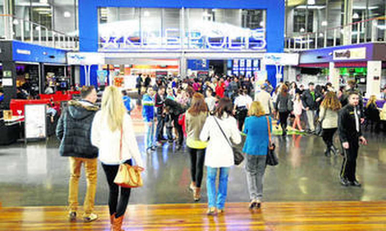 Los sábados son el día de la semana que mayor afluencia registran los principales centros comerciales.