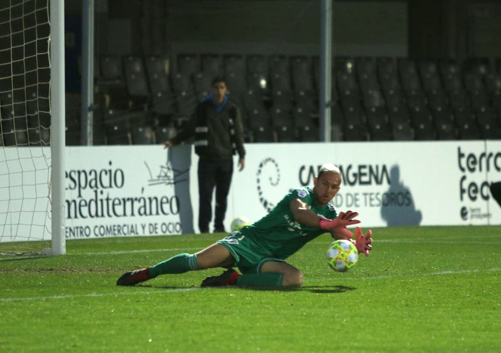 Wilfred para y mantiene al Marbella líder (0-0)