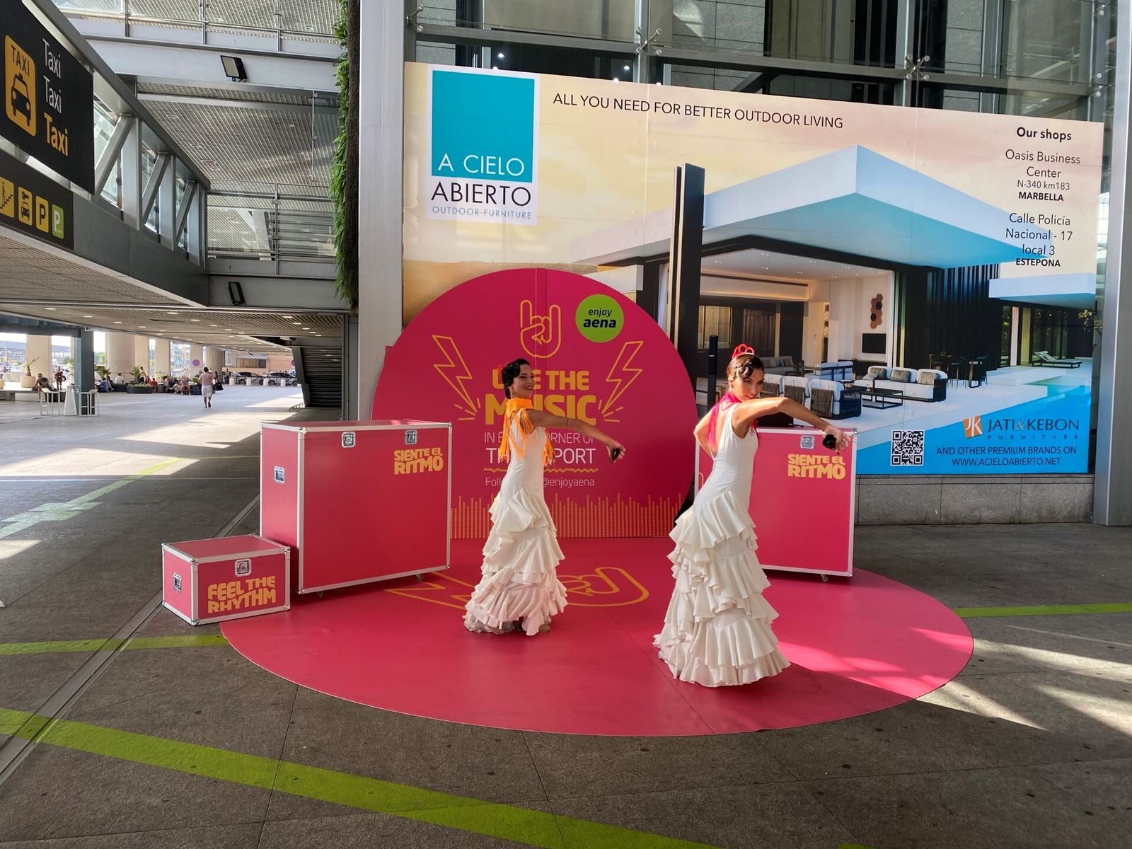 El espectáculo de Elisa & María Danza Española en el aeropuerto de Málaga