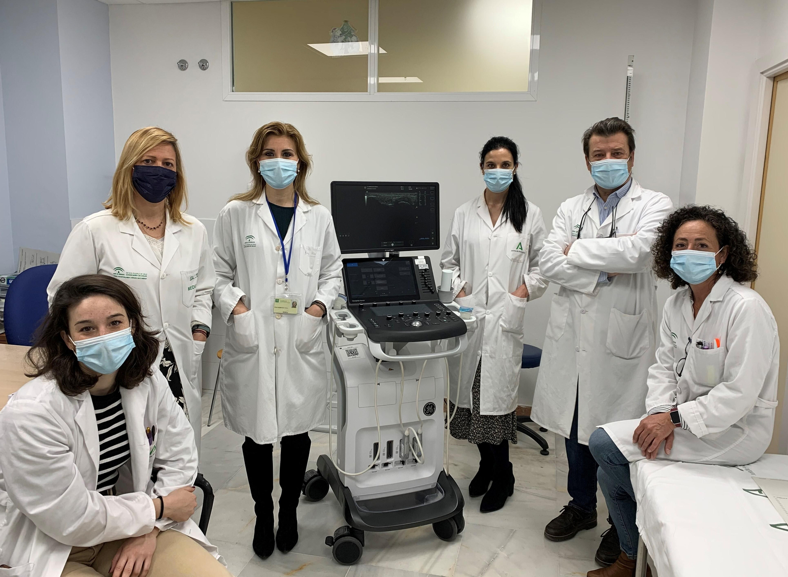 El doctor Manuel Rodriguez-Piñero, jefe del Servicio, con parte del equipo de rehabilitadores.