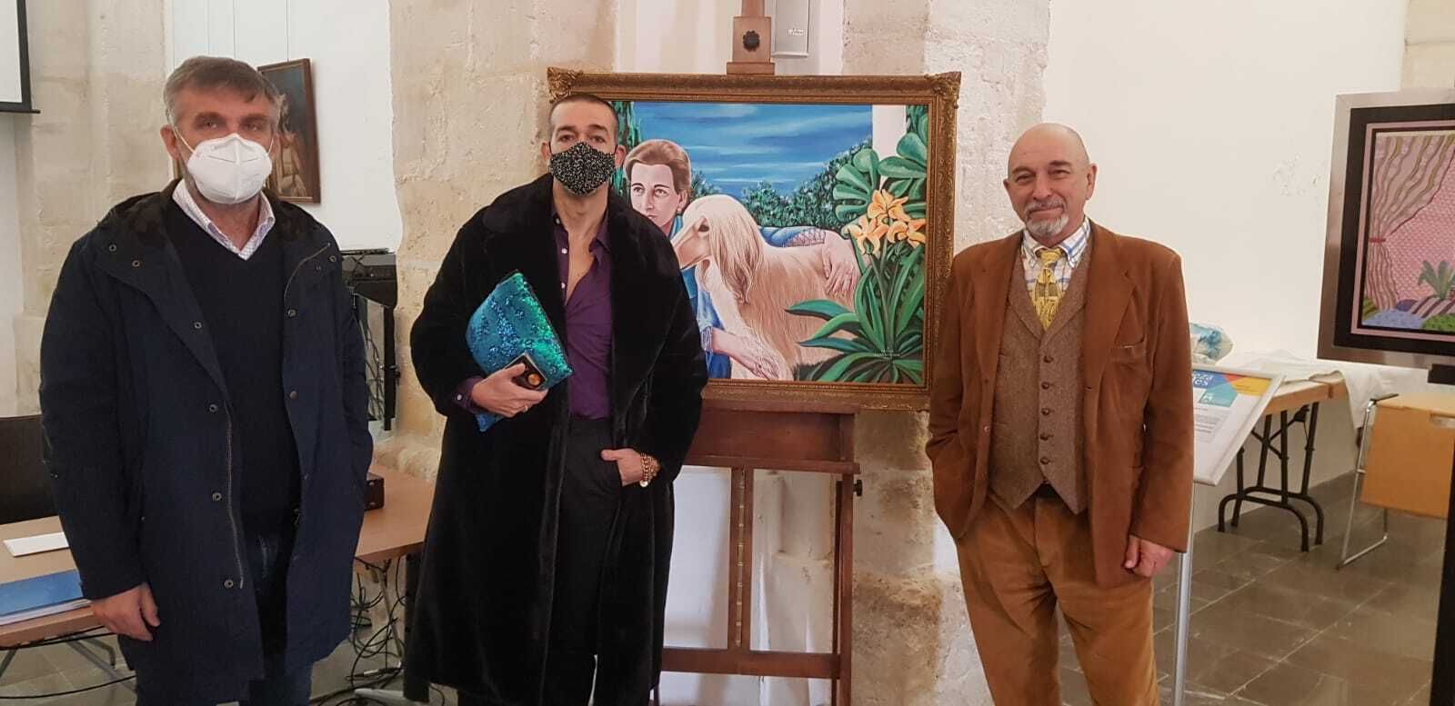 Miguel Ángel Caballero, David Calleja y Ricardo Carrero (dcha.), delante de una de las obras donadas.