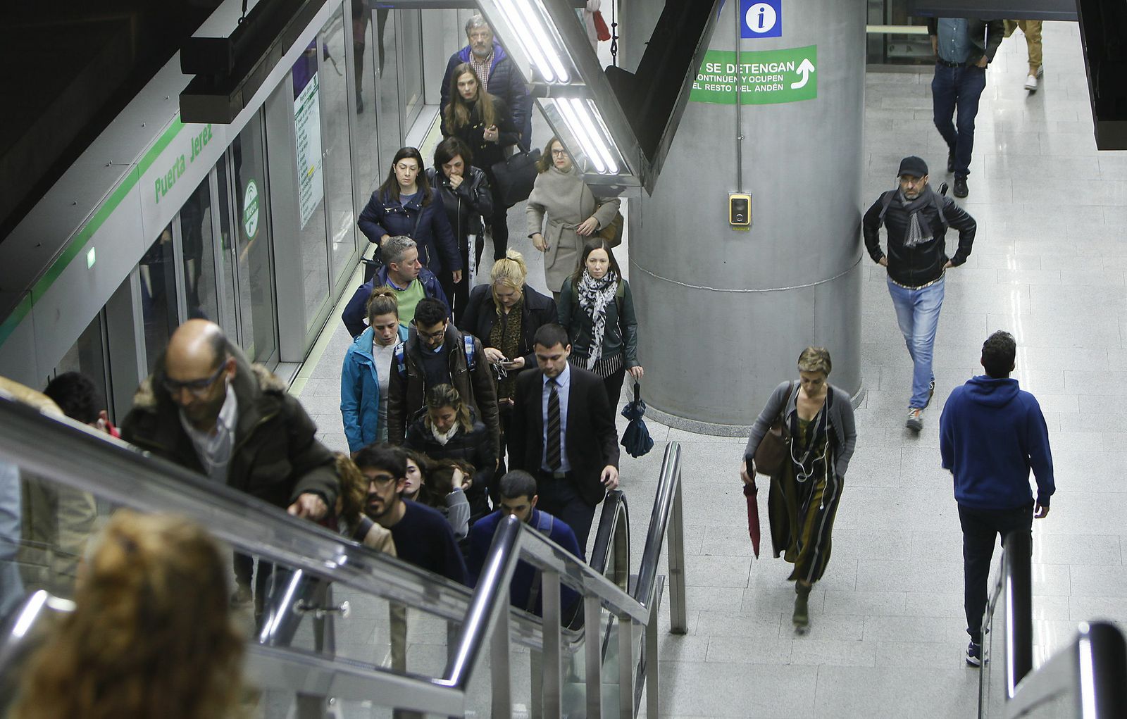 Viajeros en la estación Puerta de Jerez del Metro de Sevilla.