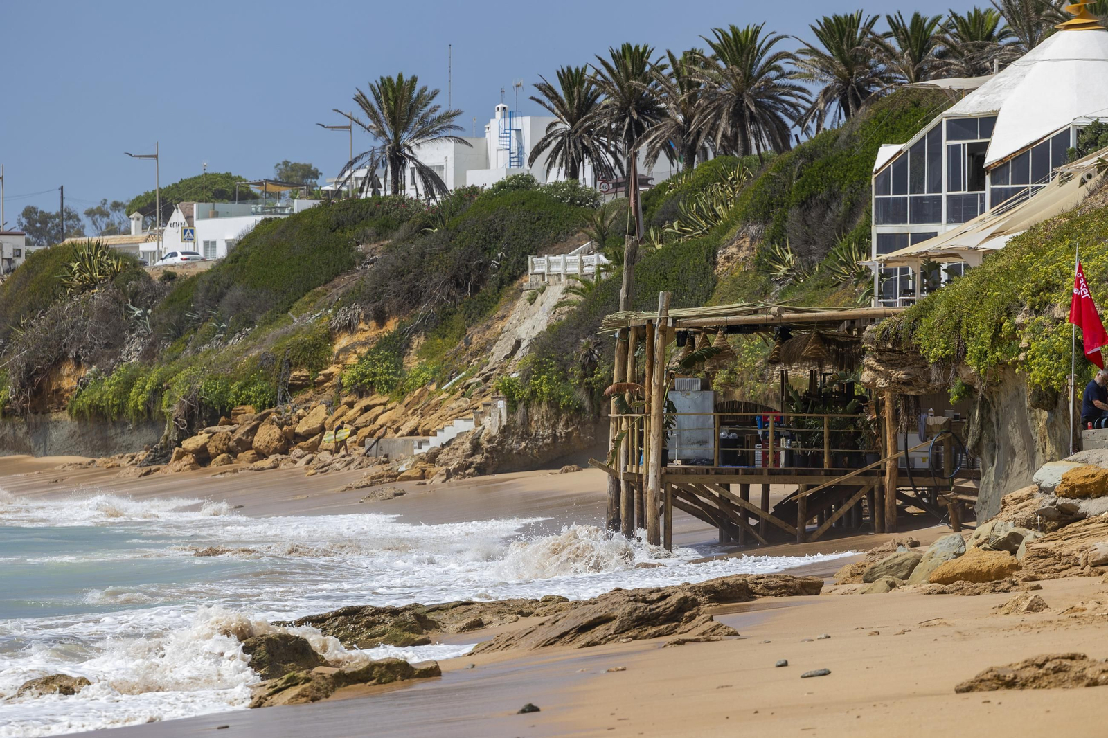 Las imágenes de la playa de los Caños tras el fuerte oleaje