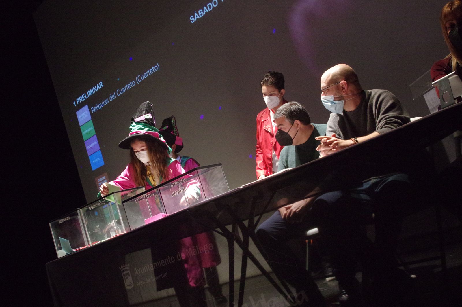 Momento del sorteo para las preliminares del concurso de canto del Carnaval de Málaga.