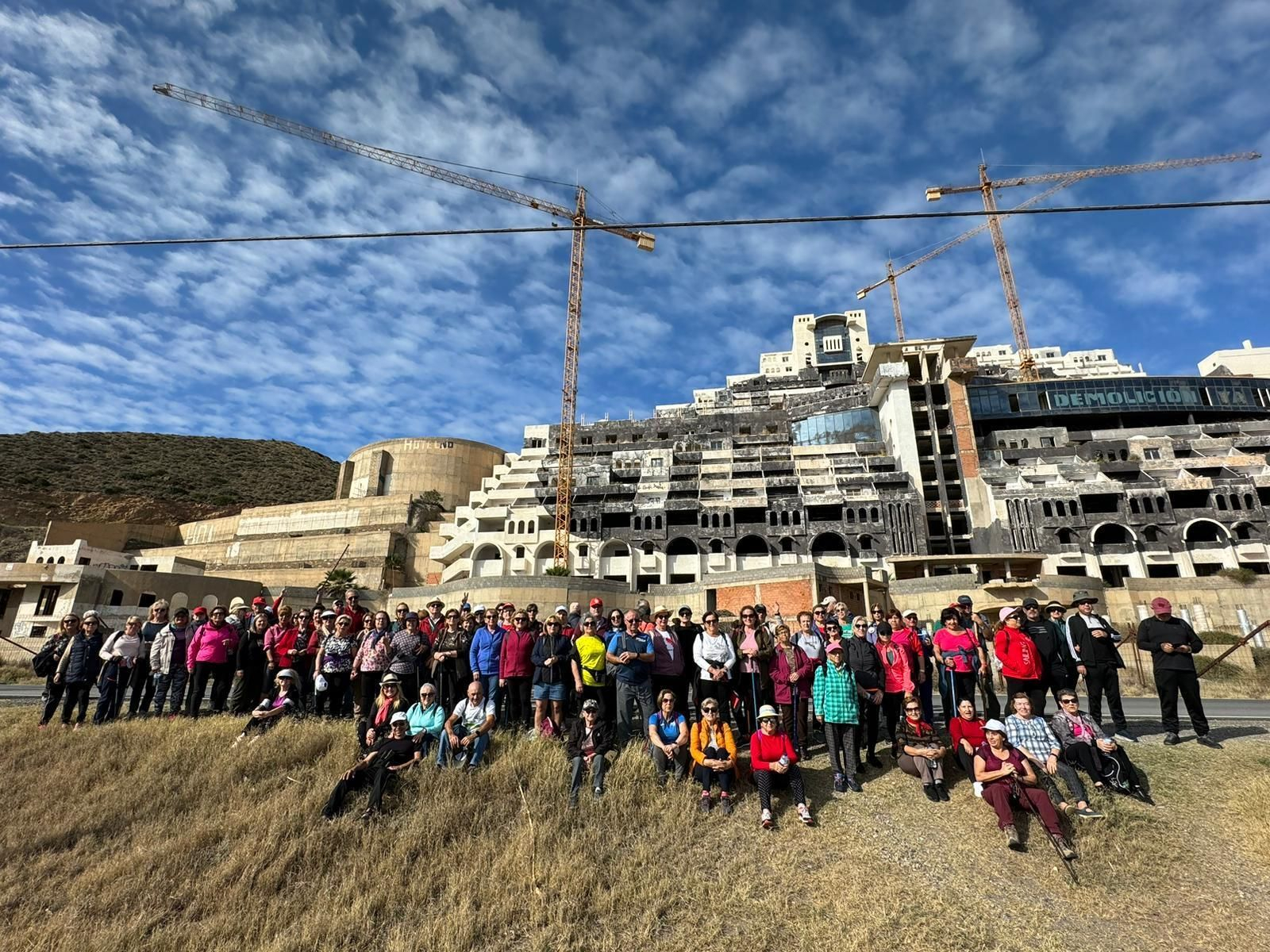 Foto de familia de los participantes de la ruta junto al hotel.