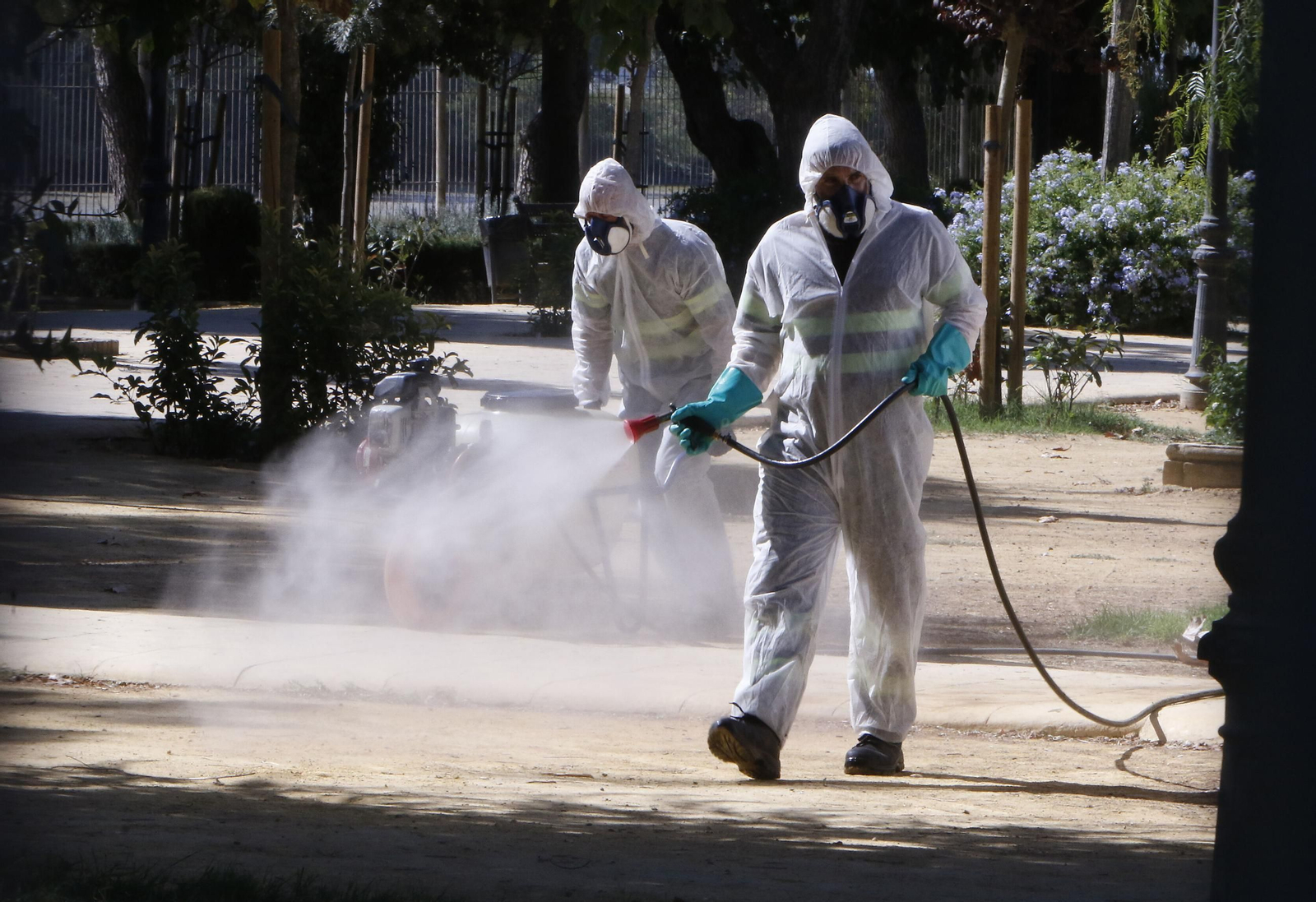 Operarios de control de plagas fumigando, en una imagen de archivo.
