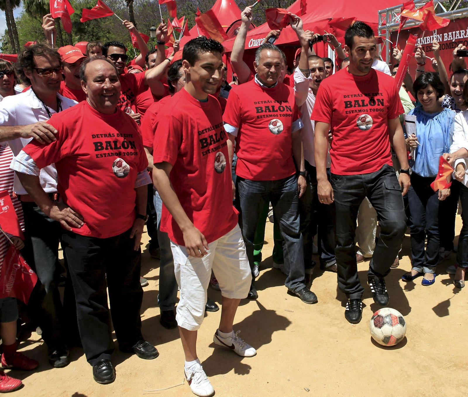 Jesús Navas, Gordillo y Negredo, tres de los jugadores que serán distinguidos.