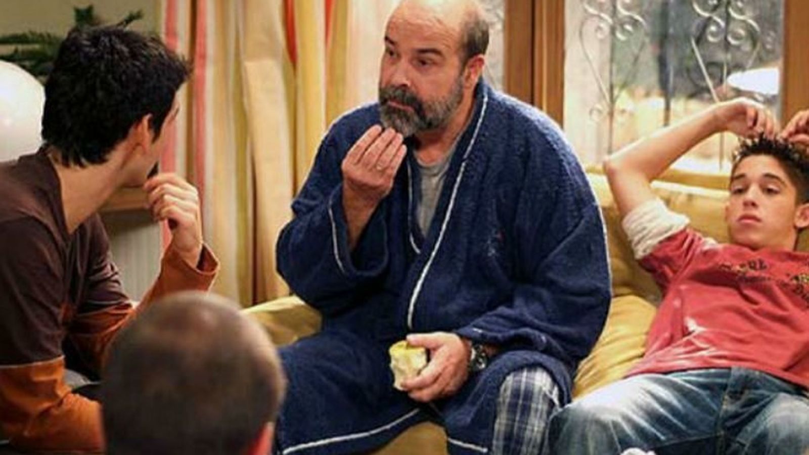 Diego Serrano, el padre de 'Los Serrano', en una escena de la serie con sus dos hijos mayores.