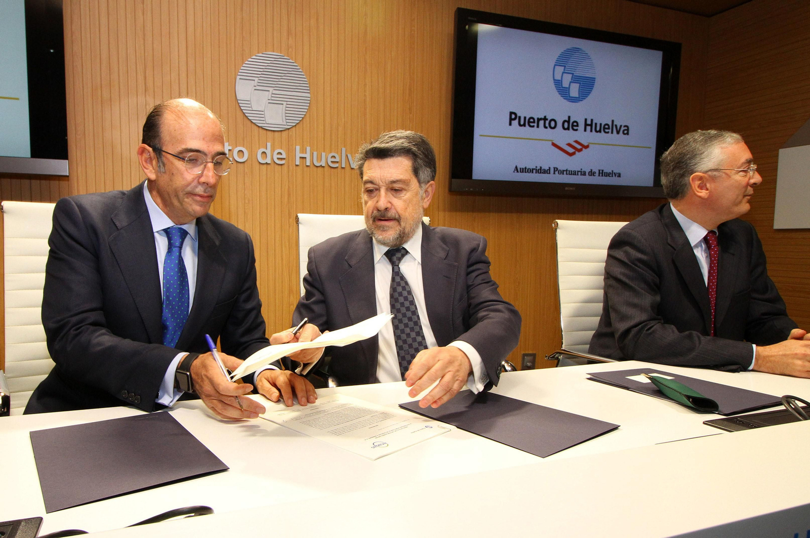 Firma del convenio entre el Puerto de Huelva y Enagás