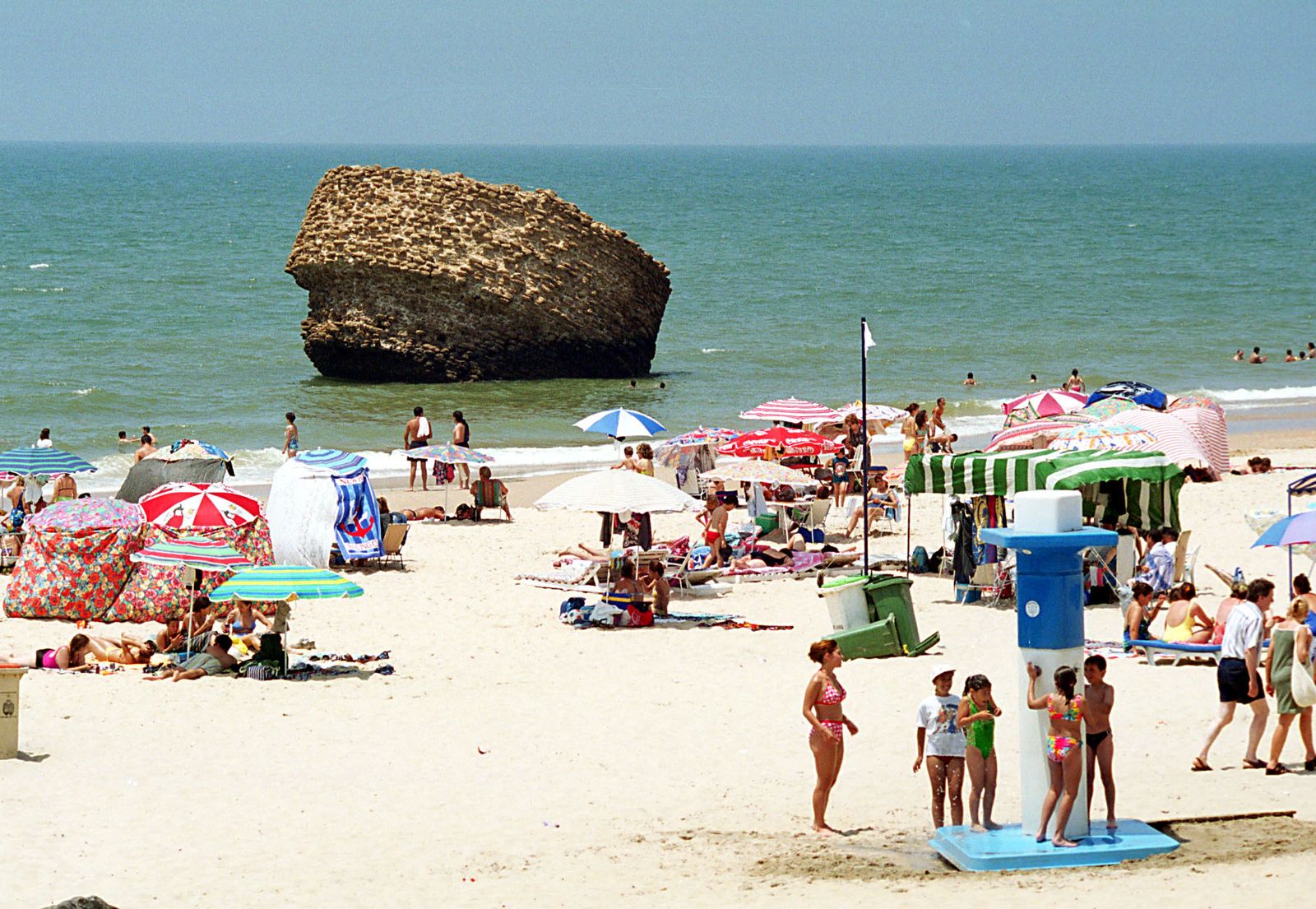 Bañistas junto al tapón de Matalascañas.