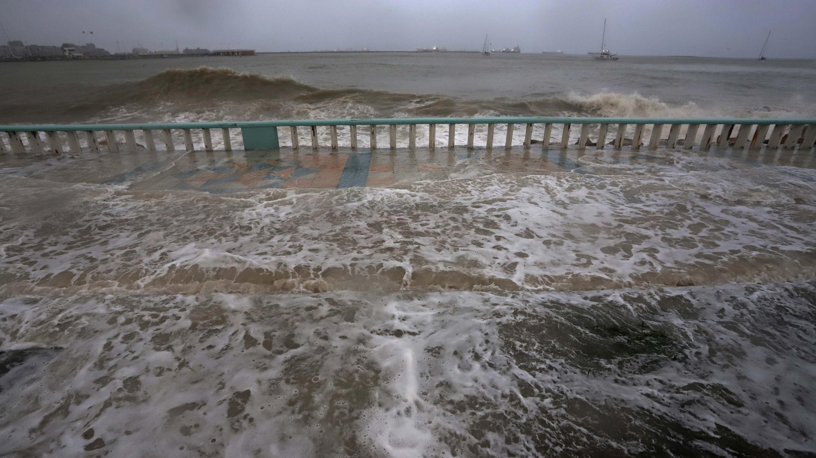 Fotos de los destrozos del temporal de levante en La Línea