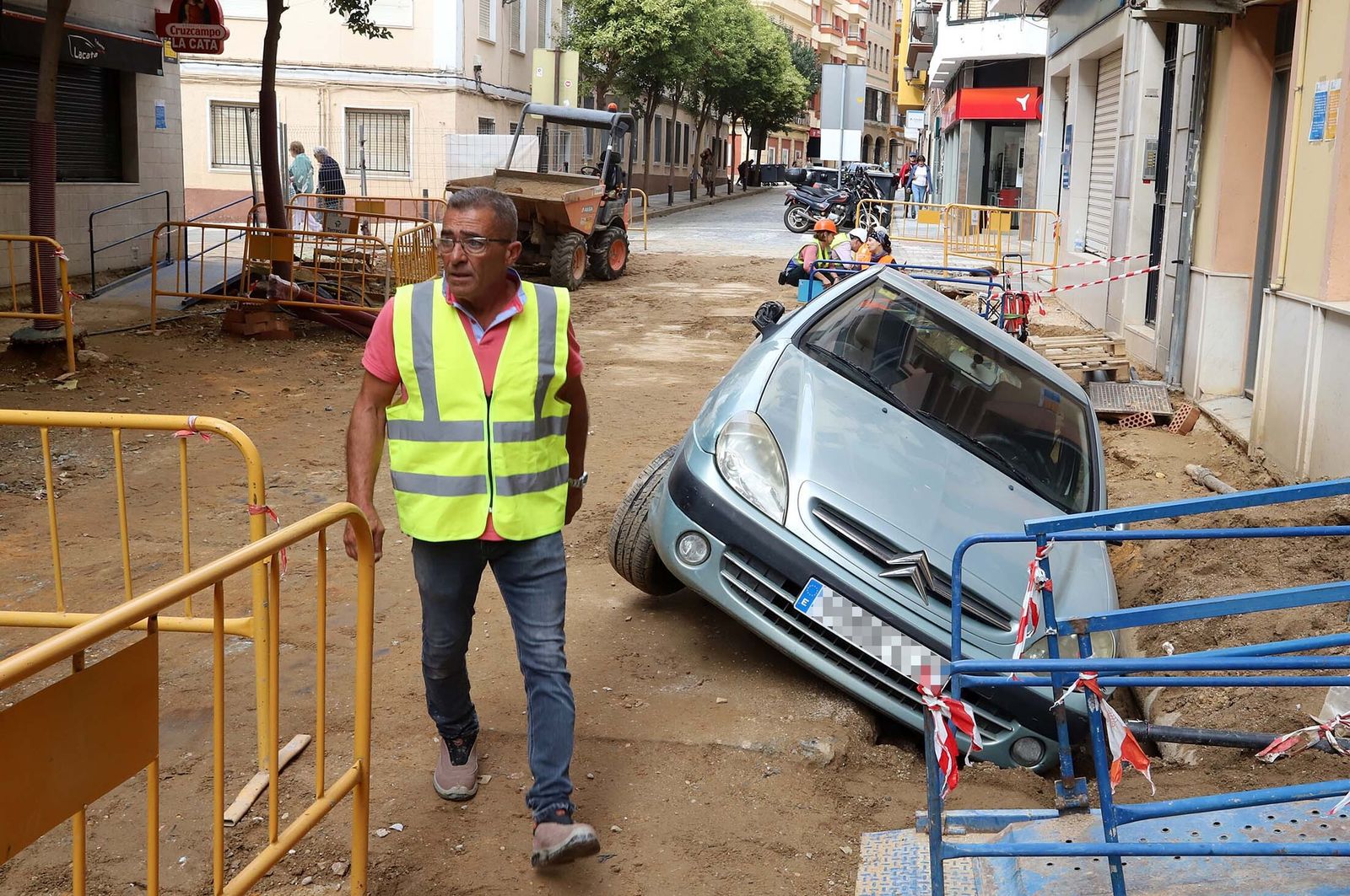 Imágenes del coche accidentado en las obras de la calle Fernando el Católico