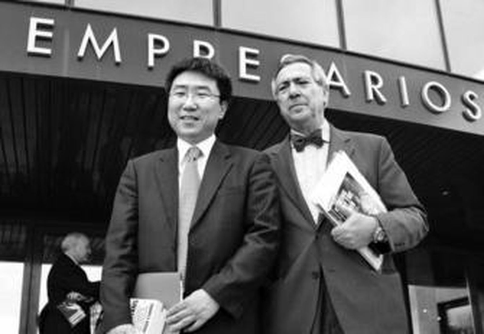 El profesor Ha-Joon Chang y Miguel Ángel Martín, ayer, ante la sede de la CEA.