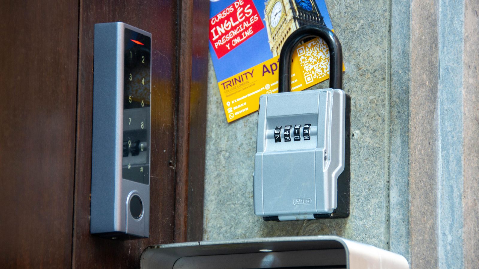 Un candado para la entrada de un piso turístico de la capital.